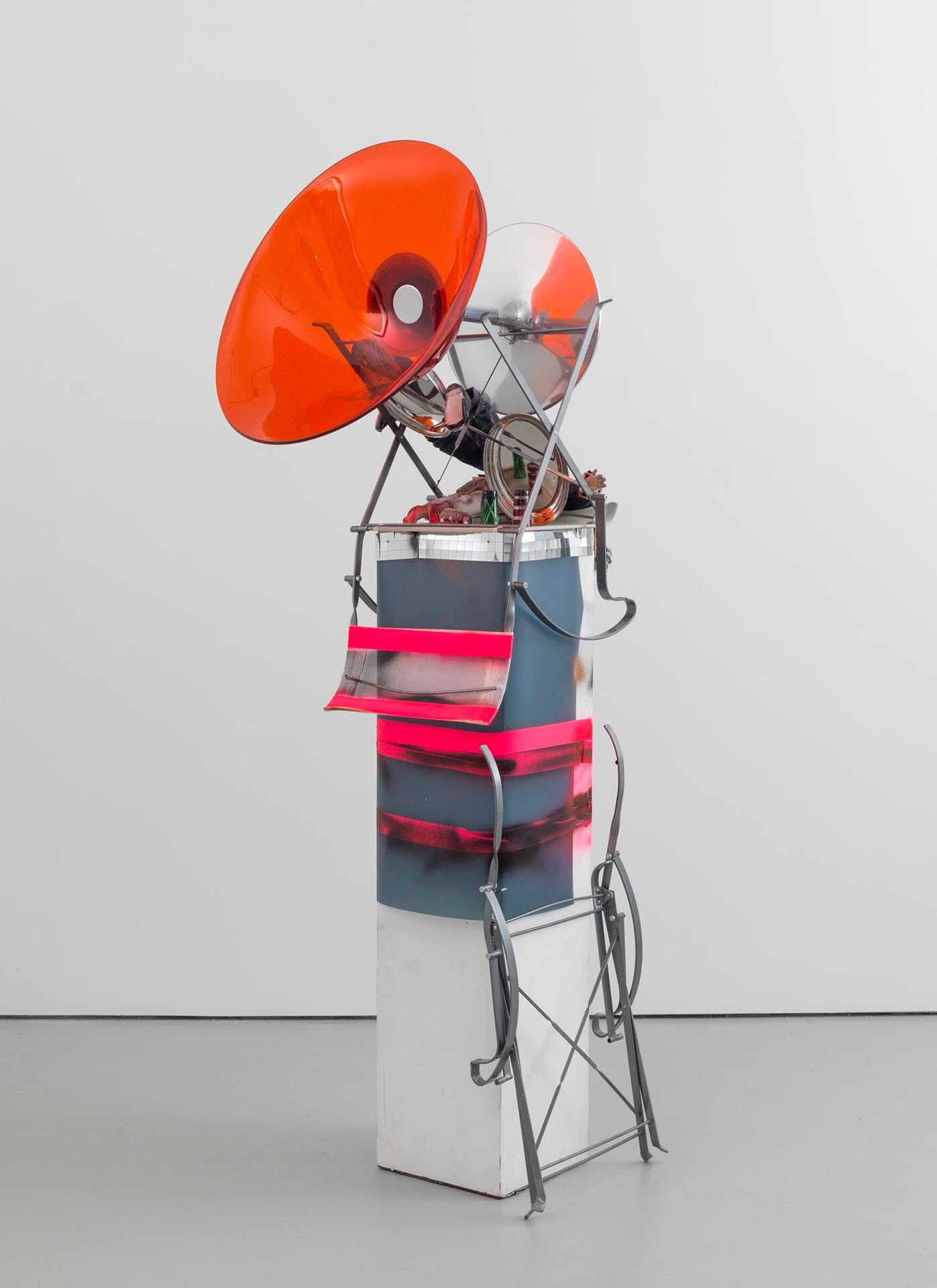 A sculpture by Isa Genzken, titled Geschwister, dated 2004.