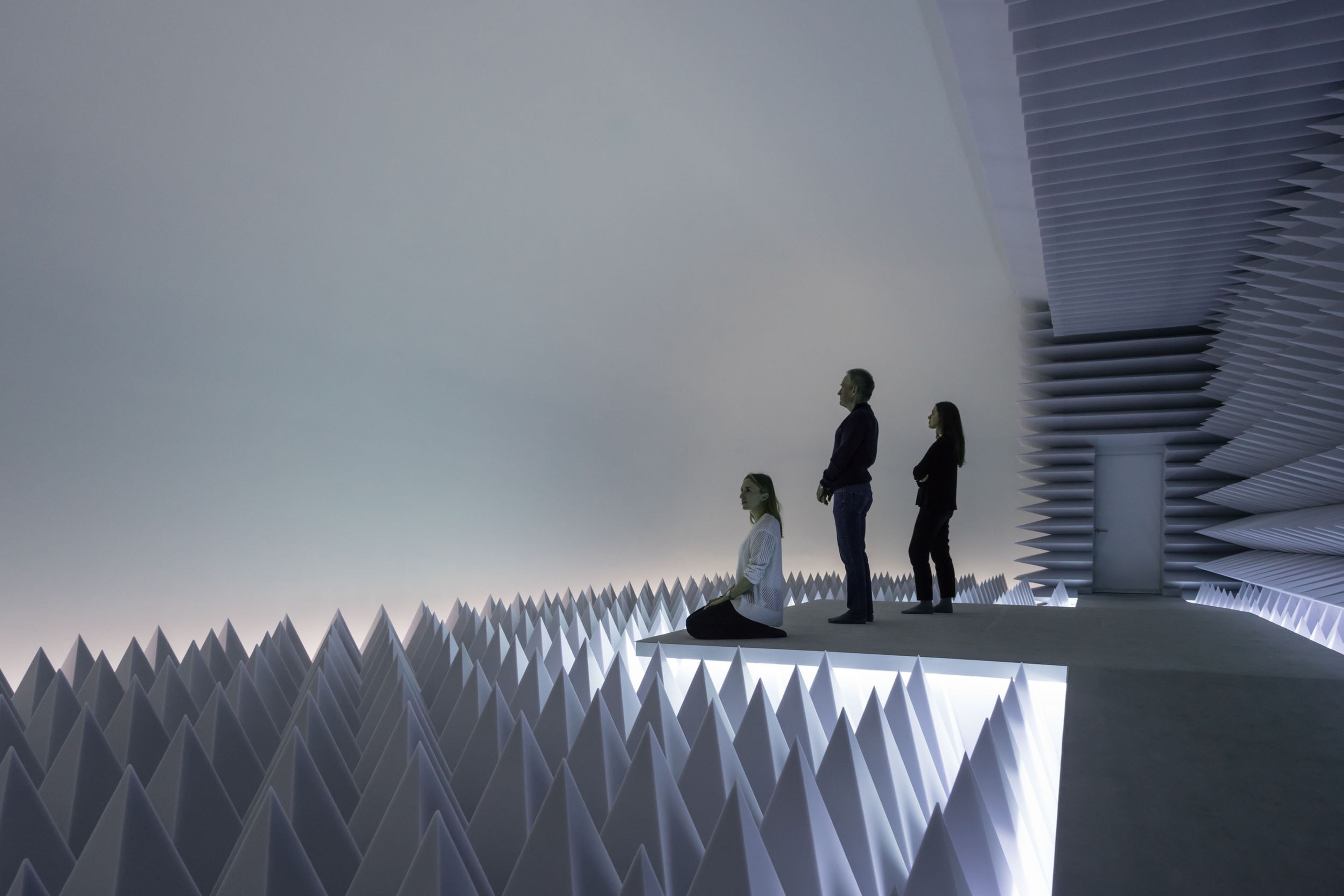 Installation view of PSAD Synthetic Desert III by Doug Wheeler, at the Solomon R. Guggenheim Museum in New York, dated 2017.