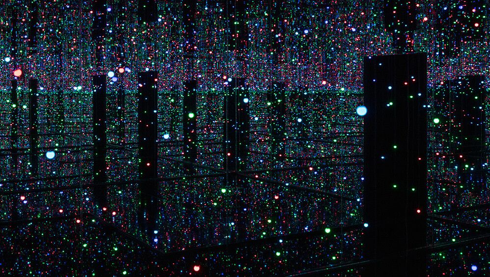 An instalaltion view of an exhibition titled Yayoi Kusama: Infinity Mirror Rooms, at Tate modern in 2021.