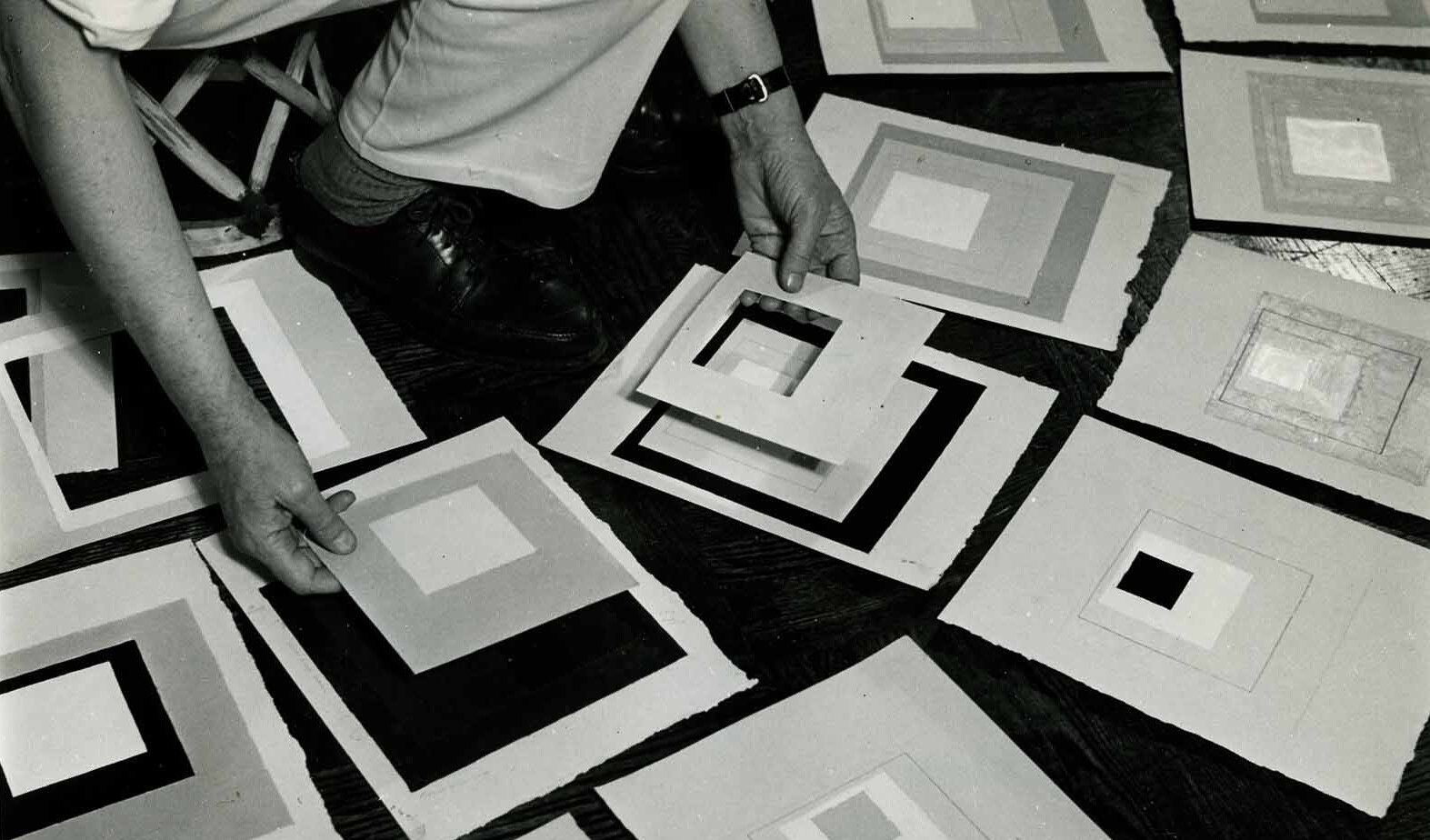 A photo by Rudy Burckhardt © Estate of Rudy Burckhardt/Artists Right Society (ARS), New York