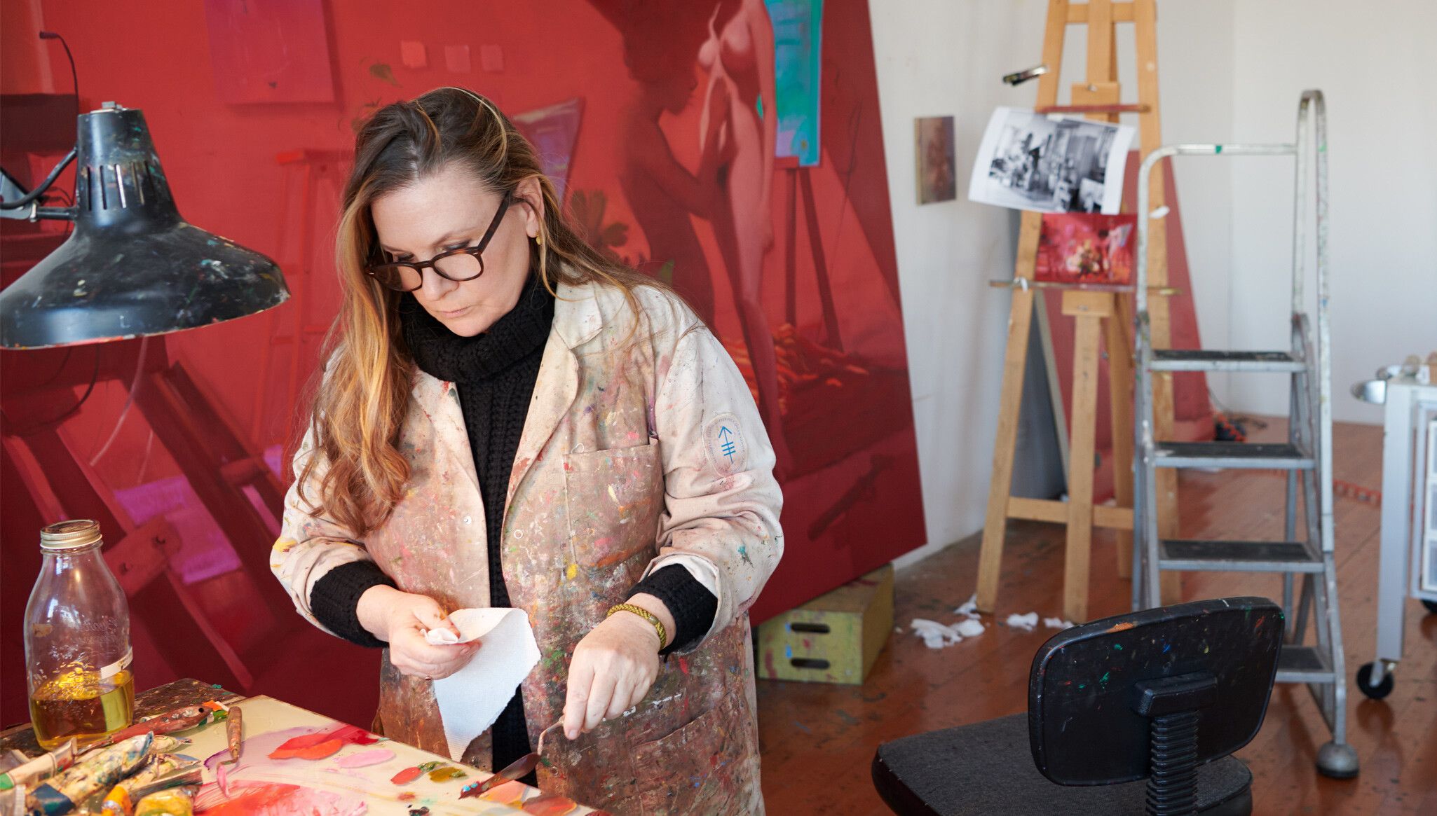A Photo by Jason Schmidt of Lisa Yuskavage in her studio, dated 2020.