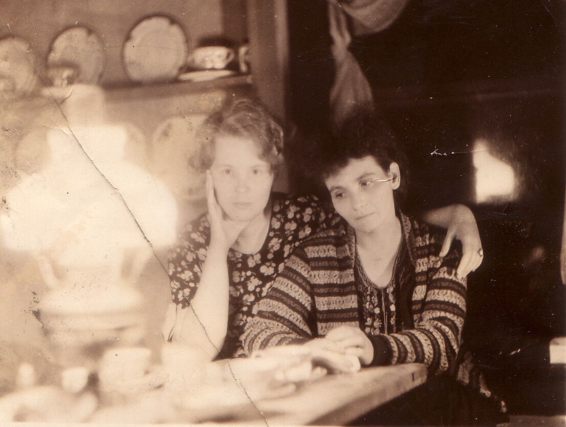A photo of Alice Neel and Nadya Olyanova in c. 1931-1932.