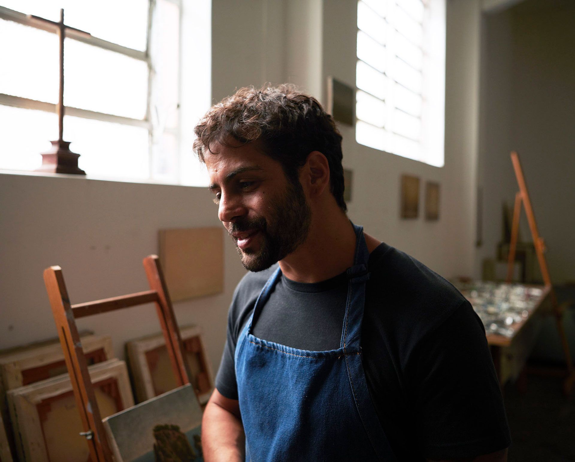 A photograph of Lucas Arruda in his studio, dated 2020