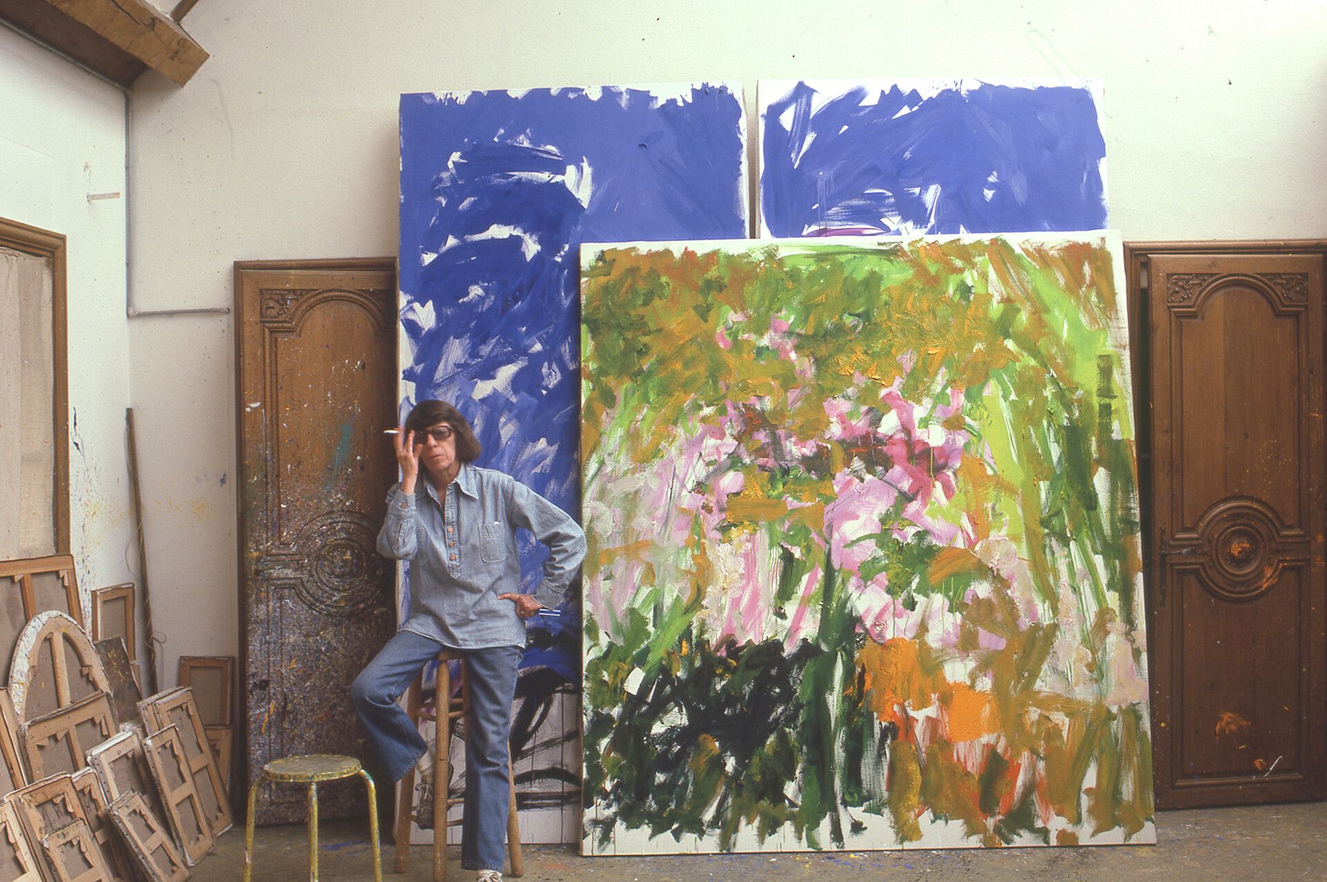 A photograph by Robert Freson of Joan Mitchell in her Vétheuil studio, dated 1983.