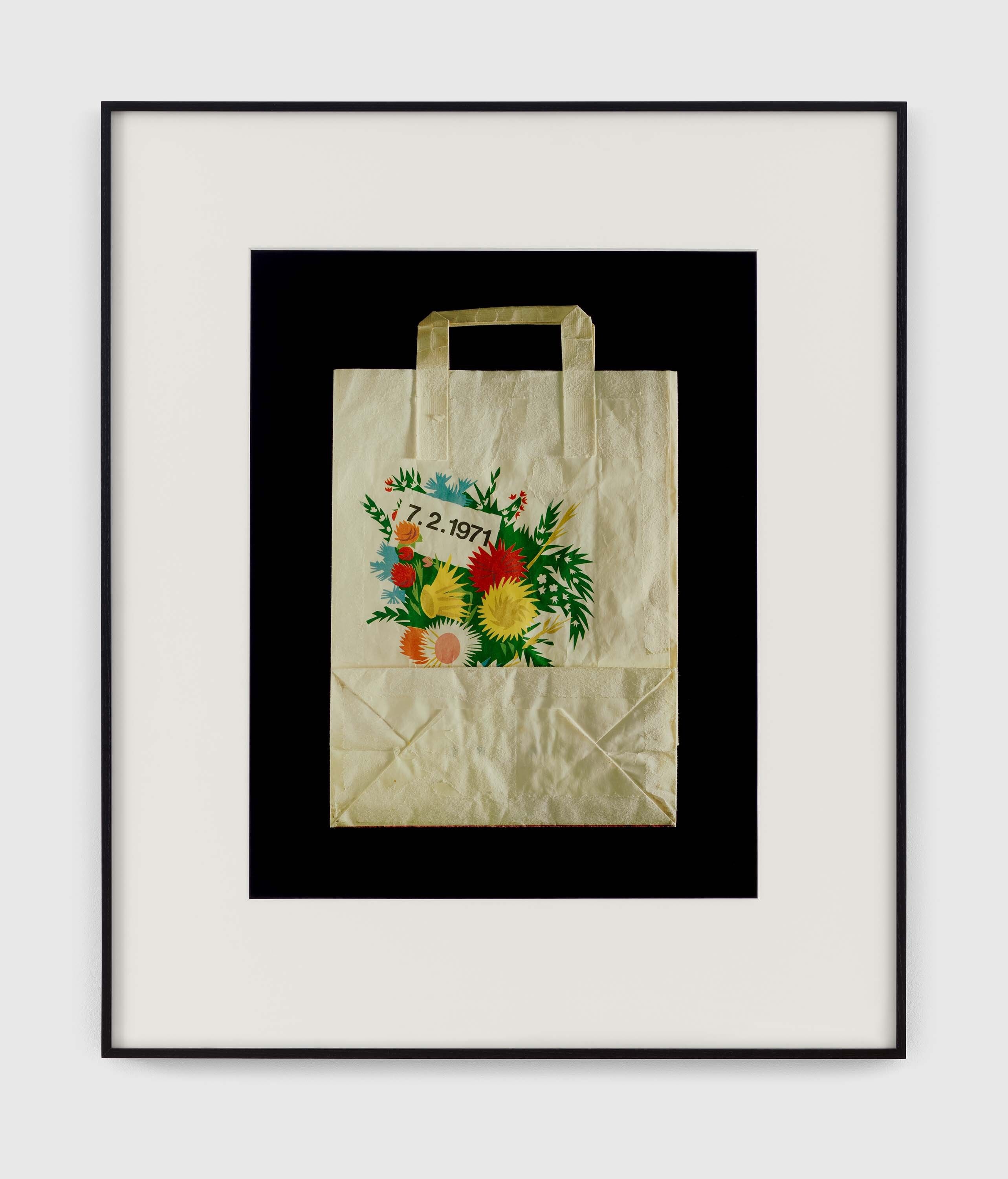A photograph by Christopher Williams, titled Papiertaschen STANDARD Griffe: Flachhenkel, weiß; eingeklebt mit Verstärkungsblatt zur Erhöhung der Traglast Kraftpapier; flachliegend geliefert Grundfarbe: weiß Grammatur: 100 g/m2 Standardformat (Breite x Tiefe x Höhe + Boden-/Seitenfalte): 13 x 6 x 17 + 4 cm Farbigkeit: 4/4-farbig Produkt ID: 10302885 Schweizerisches Sozialarchiv, Stadelhoferstr. 12, Zürich (verso, folded), dated 2018.