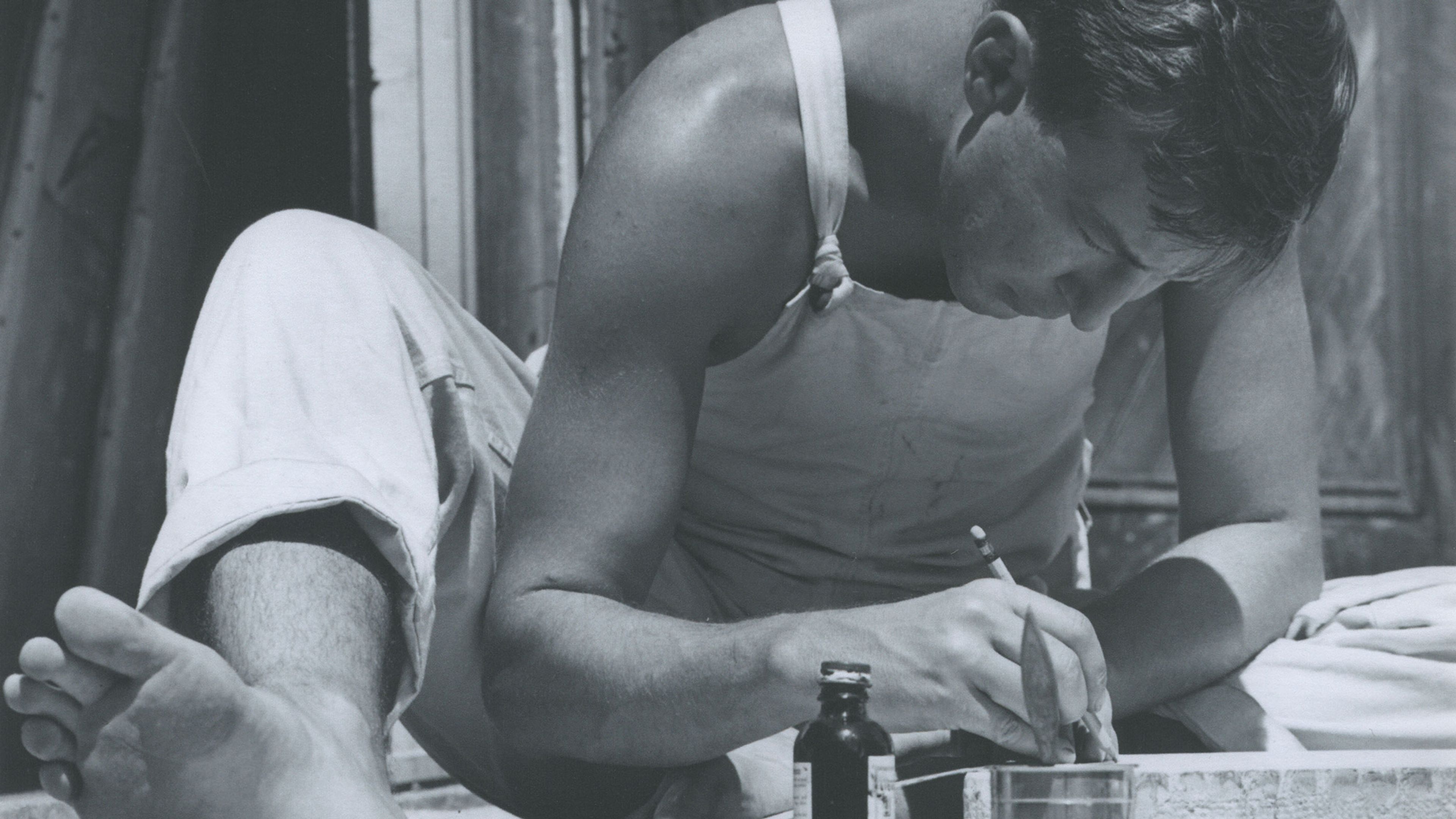 Jasper Johns working at ULAE, West Islip, New York, 1962. Photograph by Hans Namuth