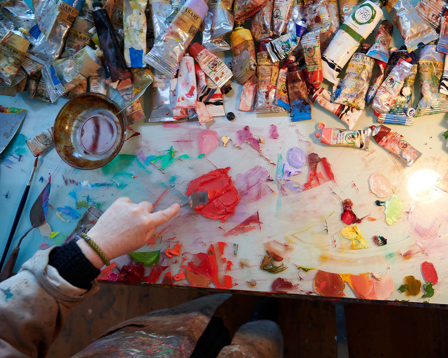 Lisa Yuskavage mixes paint in her Brooklyn studio in 2020, photo by Jason Schmidt