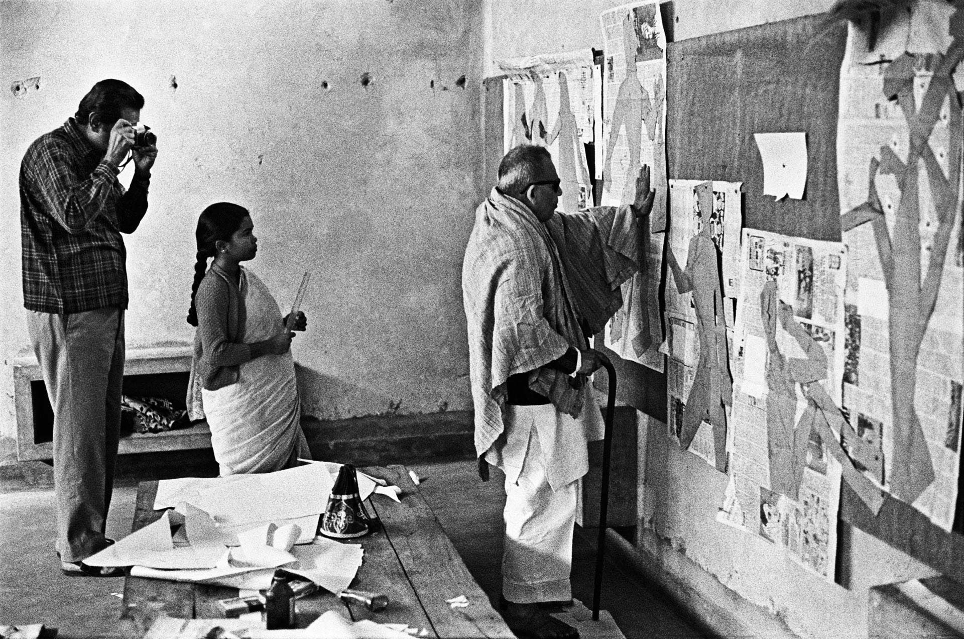 A photo of Benode Behari with folded paper figures for a mural, in 1972. Photo by Nemai Ghosh.