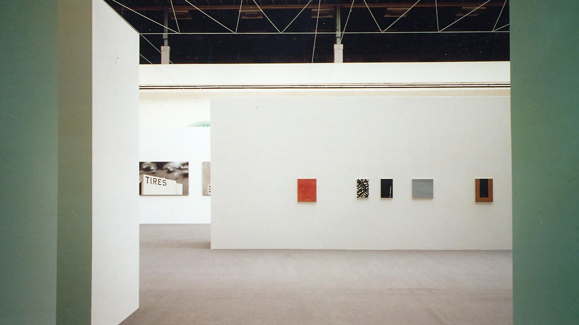 Installation view, Der zerbrochene Spiegel: Positionen zur Malerei heute, Kunsthalle Wien, Vienna, 1993 (the exhibition traveled to Deichtorhallen Hamburg). Photo by Helmut Tezak