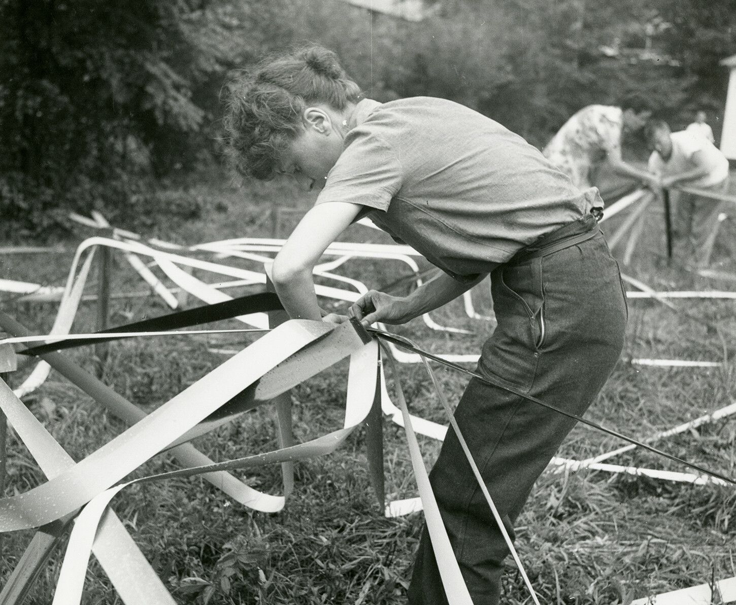 A photo of Elaine de Kooning with Buckminster Fuller’s Venetian Blind Strip Dome, dated 1948
