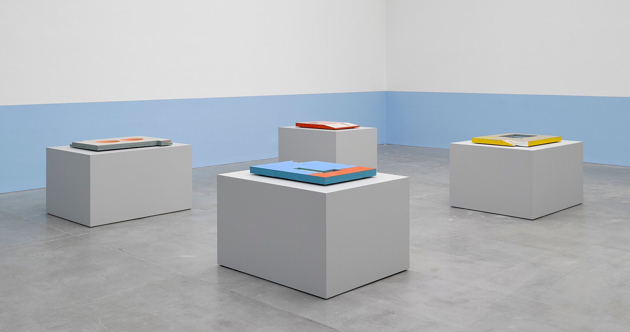 An installation view of an exhibition titled Harold Ancart: La Grande Profondeur (The Deep End), at David Zwirner, Paris, in 2021.