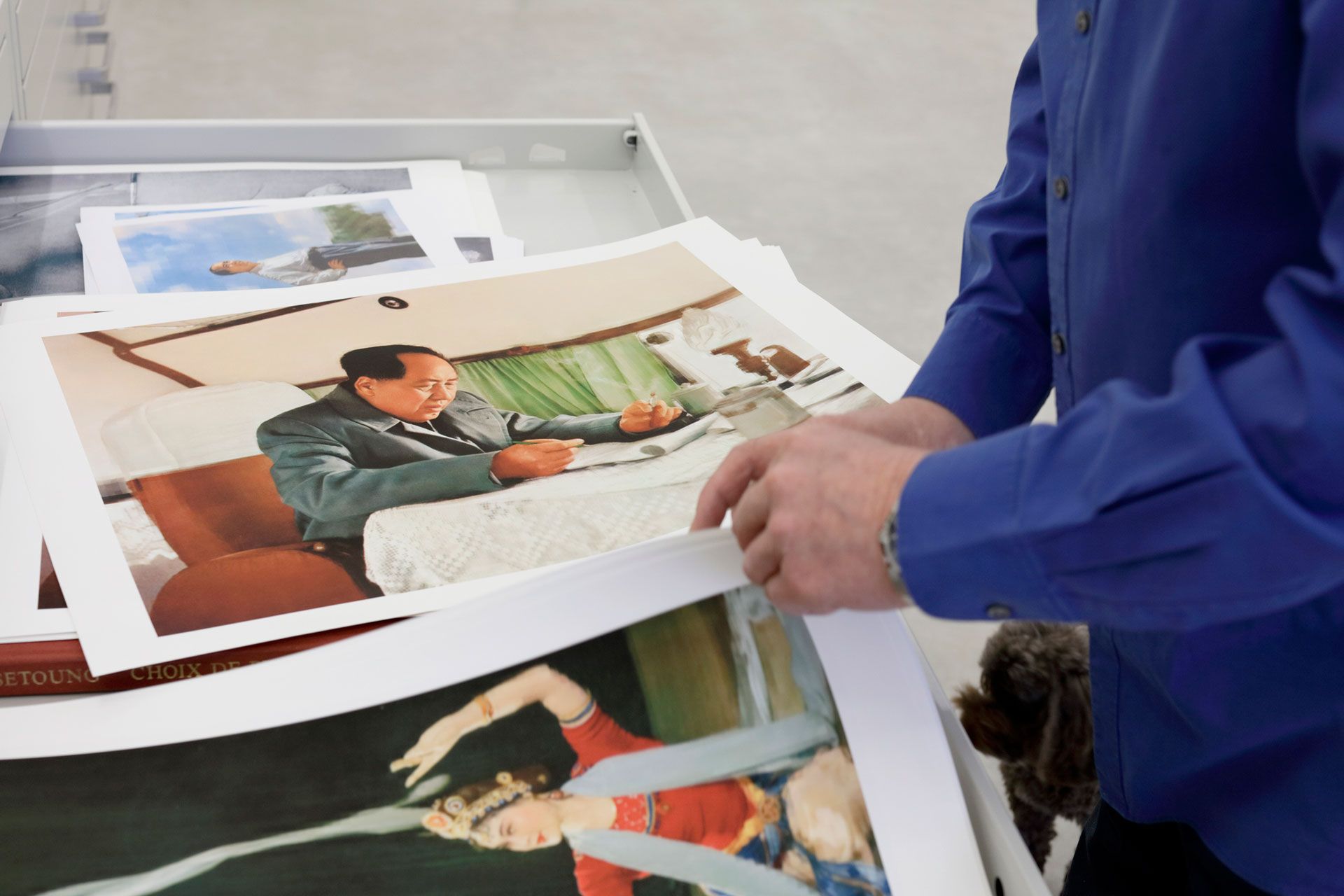 A photograph of Thomas Ruff in his studio, dated 2020. Photo by Juergen Staack