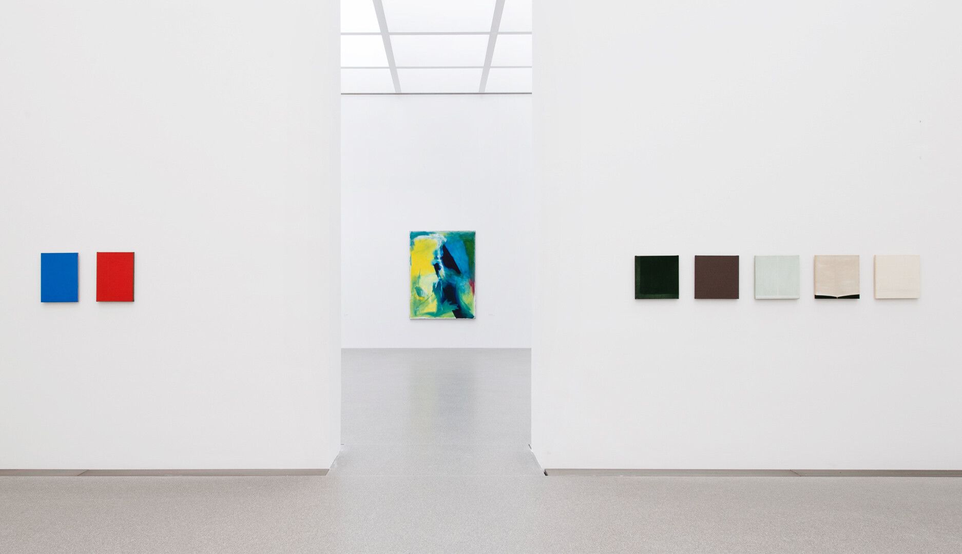 Installation view, Raoul De Keyser: Oeuvre, Pinakothek der Moderne, Munich, 2019, featuring De Keyser’s five-part work Notebook III (1973) at right. Photo by Dirk Pauwels