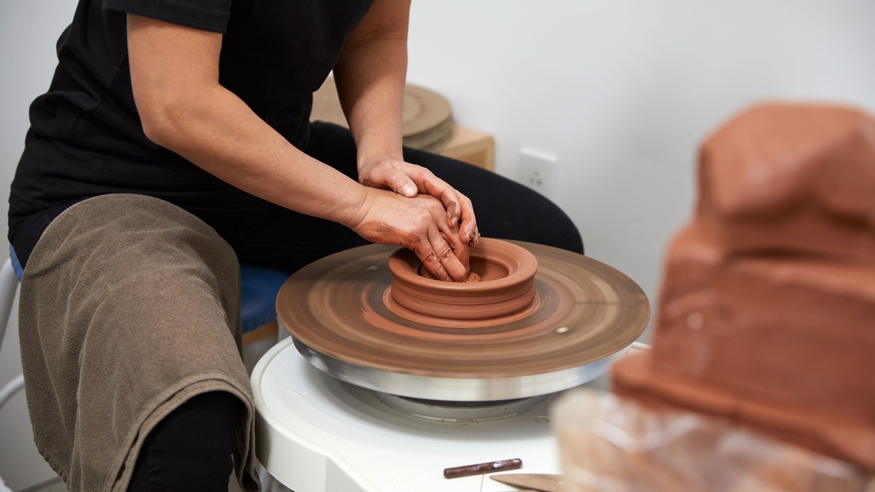 A photograph of Shio Kusaka in her studio in Los Angeles by Ye Rin Mok, dated 2022.