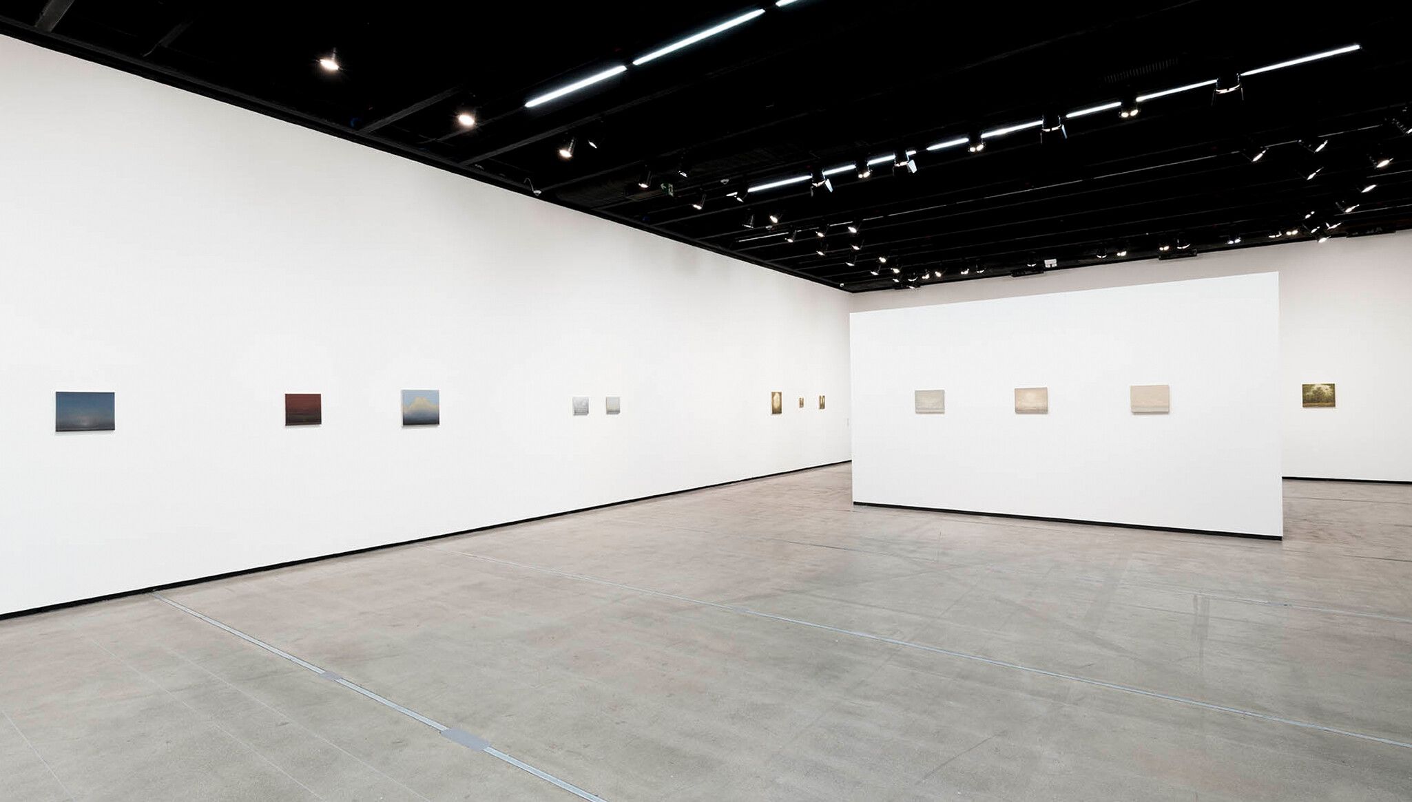 Installation view, Lucas Arruda: Lugar sem Lugar, Fundação Iberê Camargo, Porto Alegre, Brazil, 2021. Photo by Ding Musa
