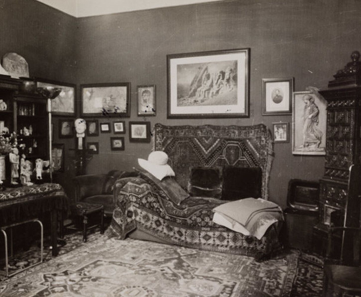 Sigmund Freud’s Vienna Office, 1938. Photo by Edmund Engelman, courtesy the Freud Museum, London