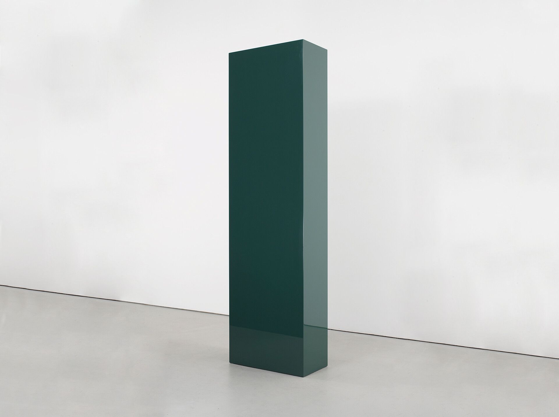 A sculpture by John McCracken, titled Siskiyou, dated 1988.