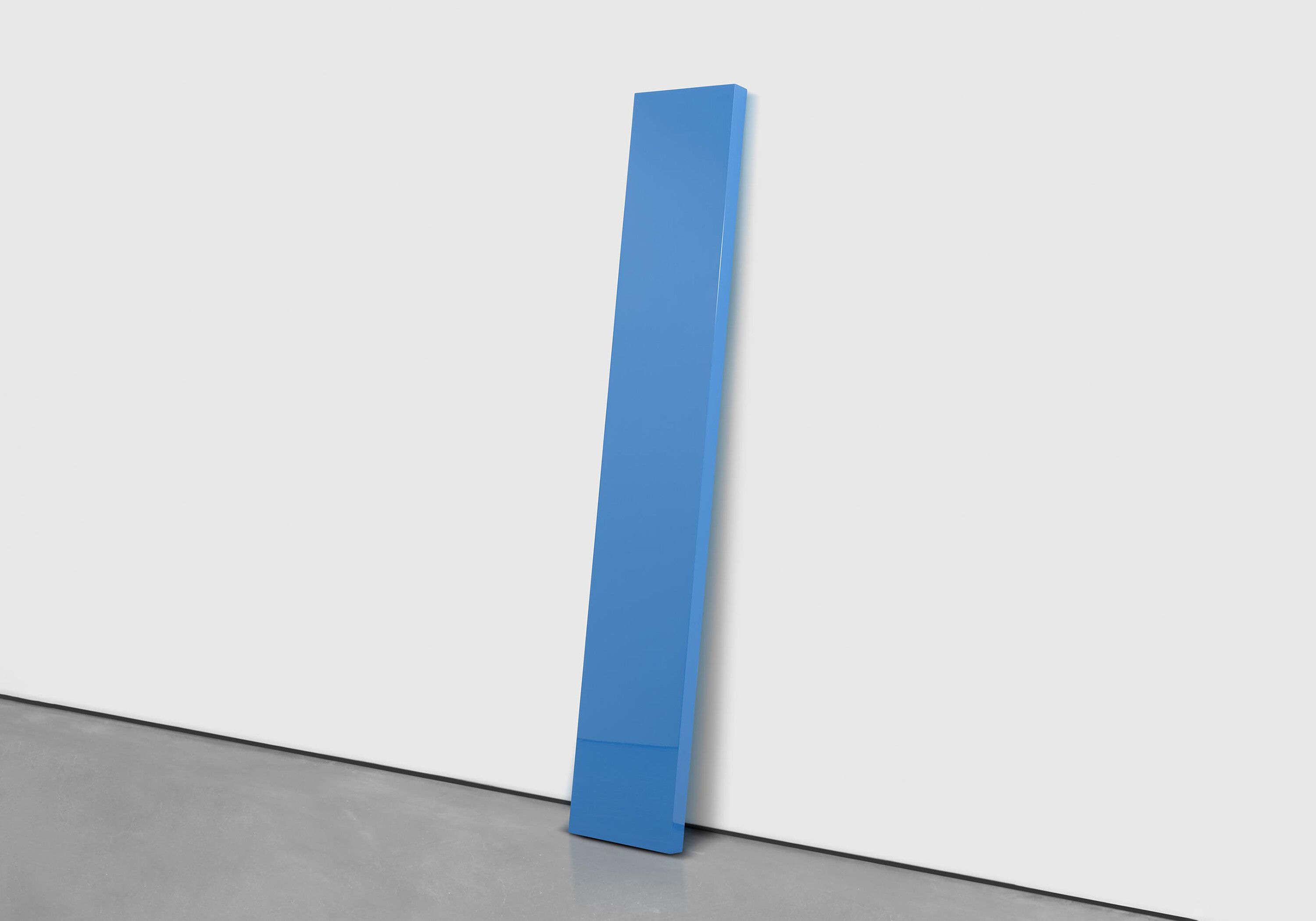 A sculpture by John McCracken, titled Link, dated 2000.