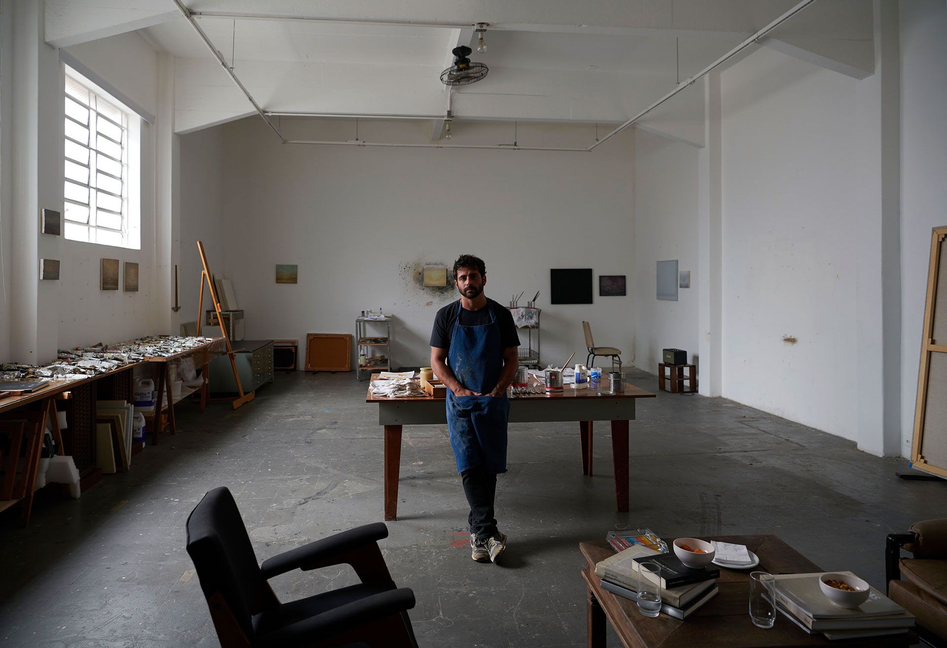 A photograph of Lucas Arruda in his studio, dated 2020