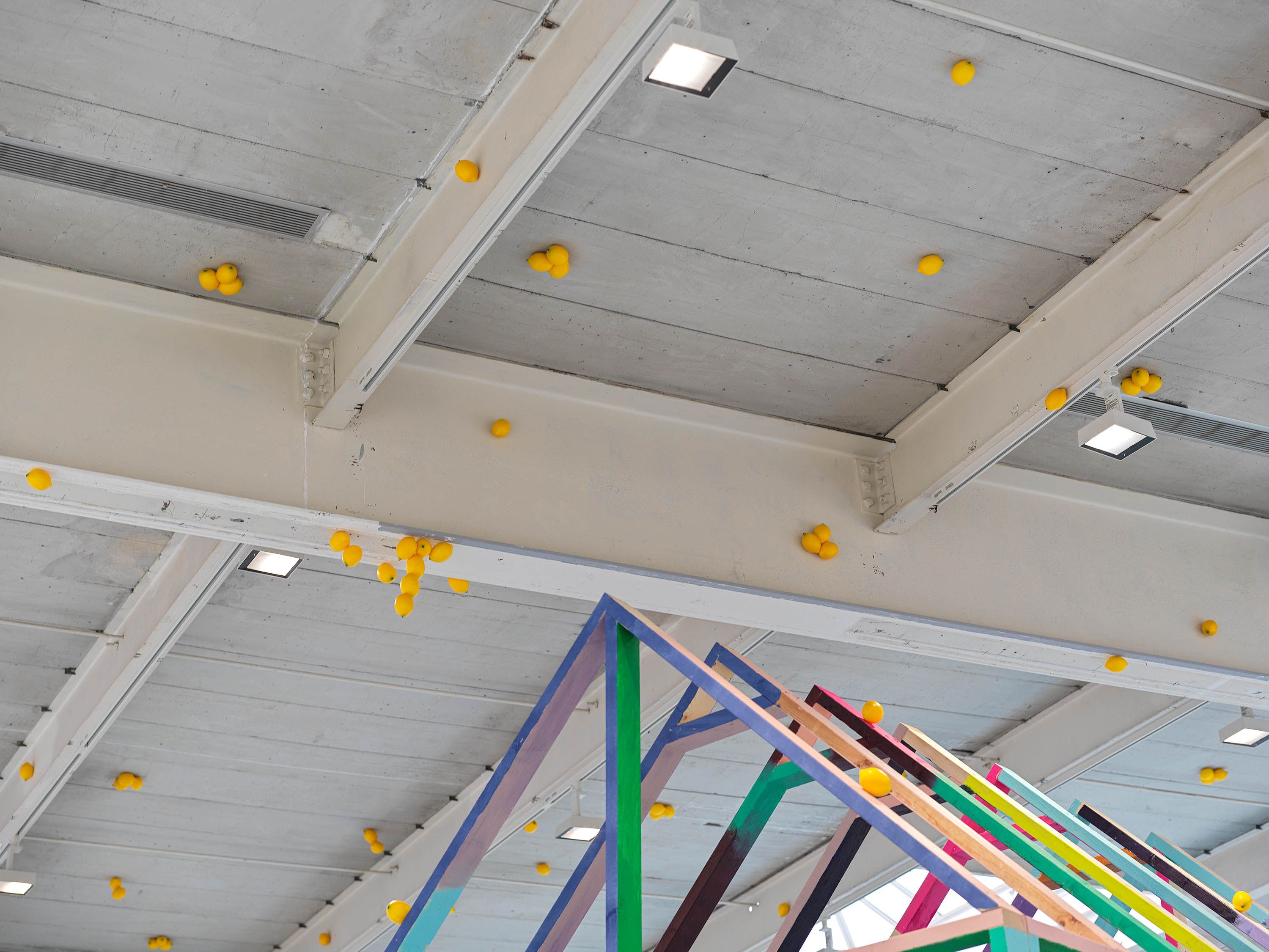 An installation of 400 faux lemons by Pope.L, titled BITTE(r), dated 2022.