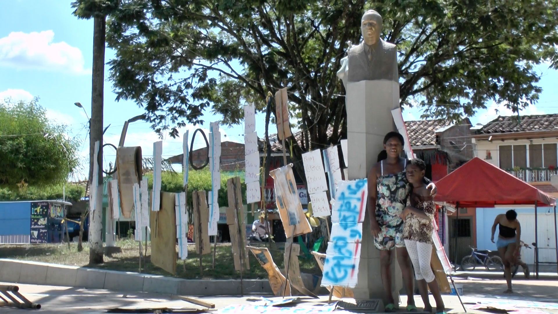 An image of a workshop lead by Oscar Murillo in La Paila, dated 2020.