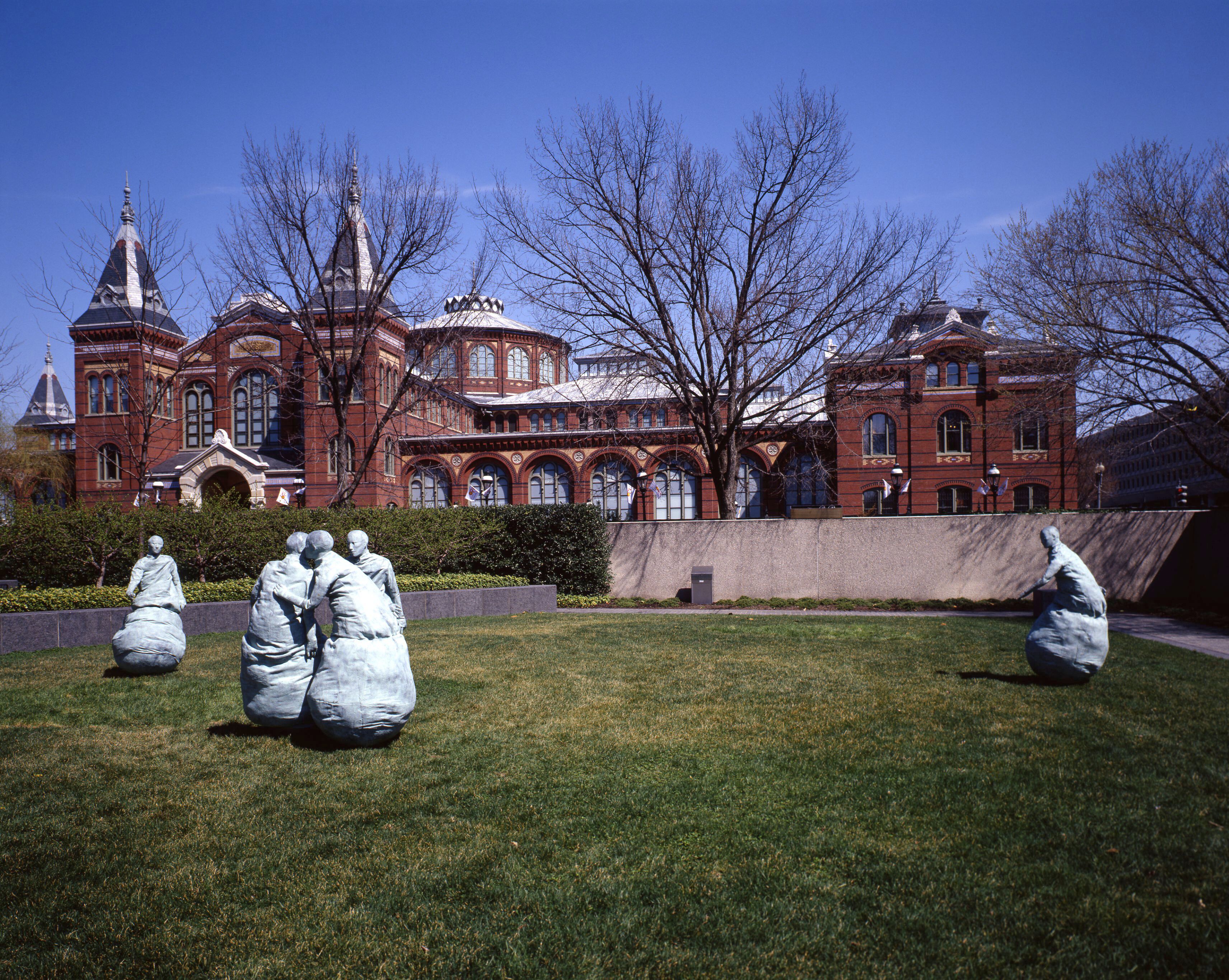 An installation view of the work Conversation Piece by Juan Muñoz, Hirshhorn Museum and Sculpture Garden, Washington, DC, dated 2001