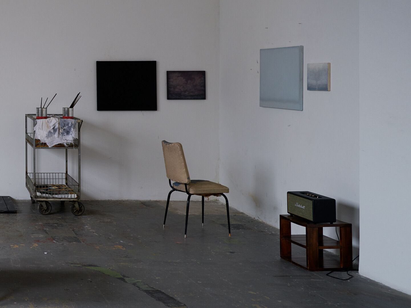 A photograph of Lucas Arruda's studio by Jason Schmidt, dated 2019.