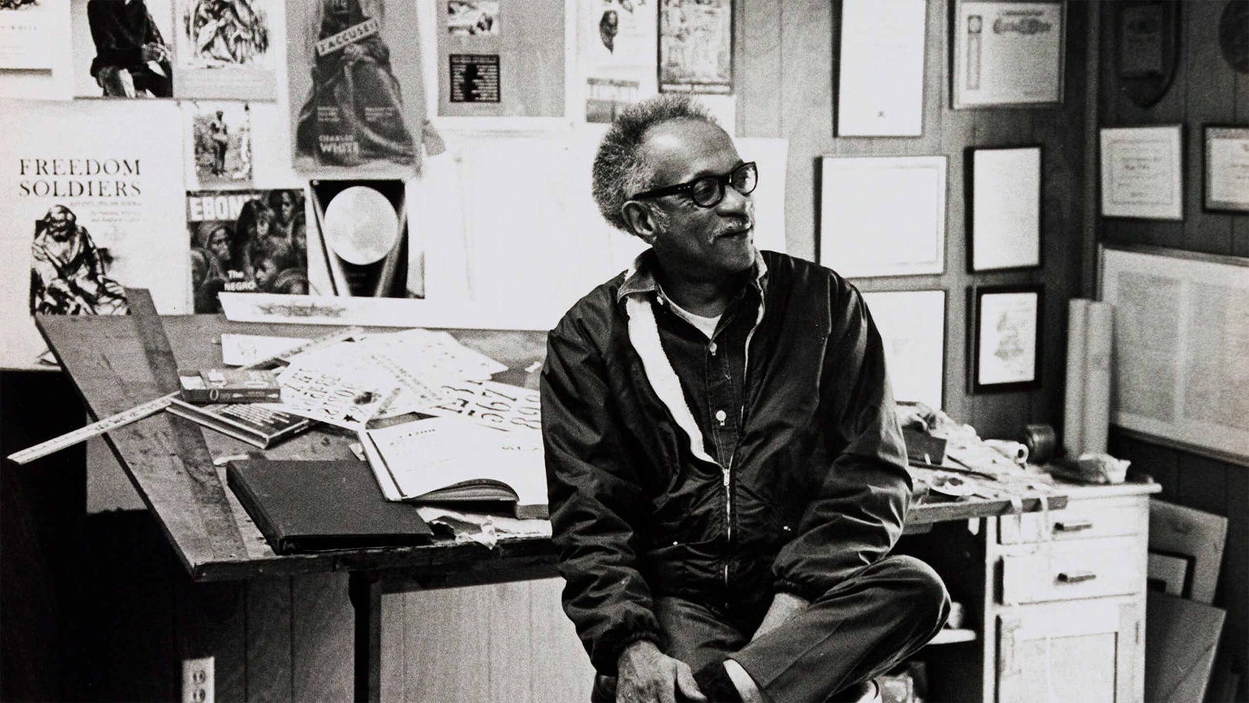 Charles White sit in his studio