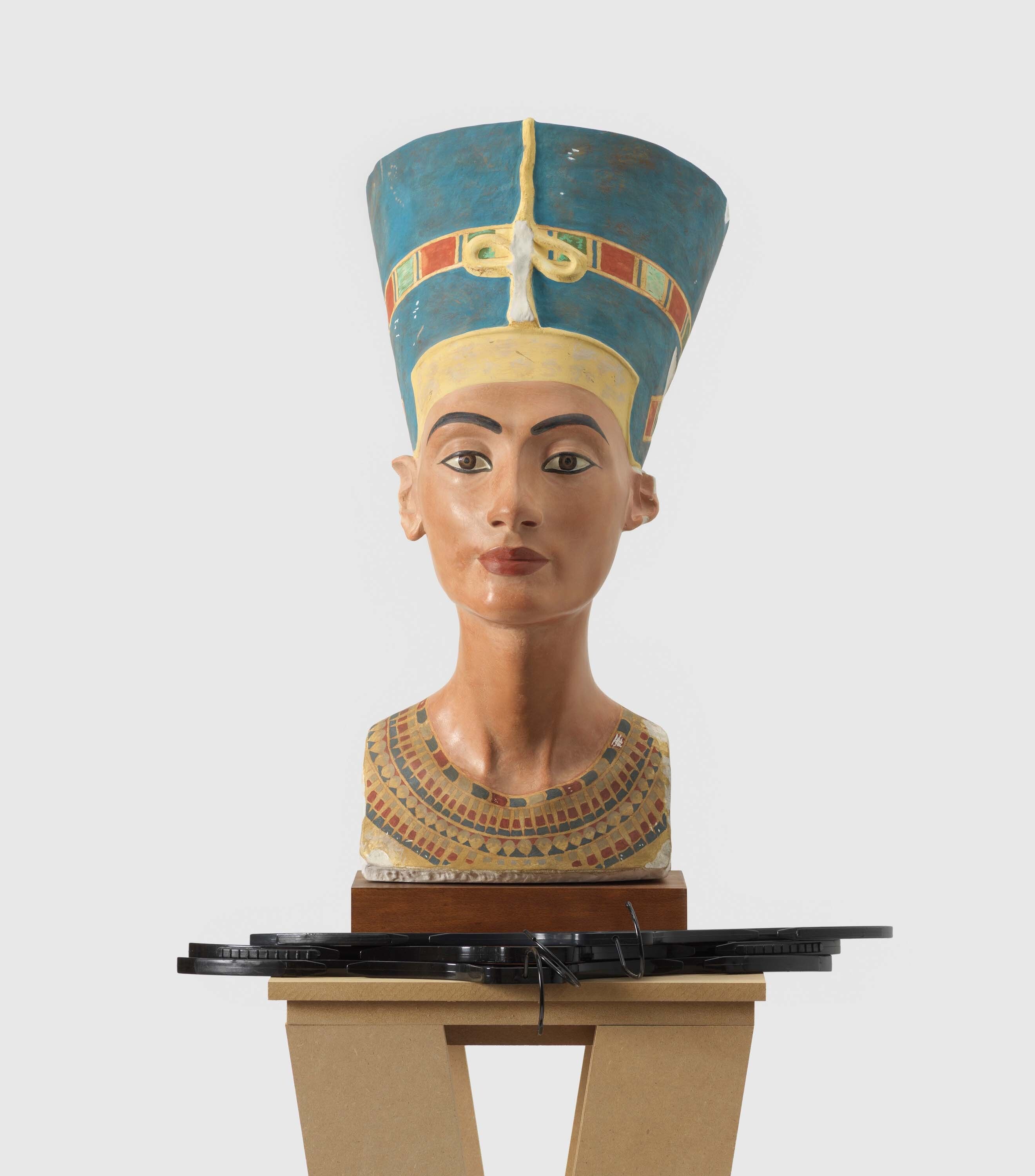 A sculpture by Isa Genzken, titled Nefertiti, dated 2018.