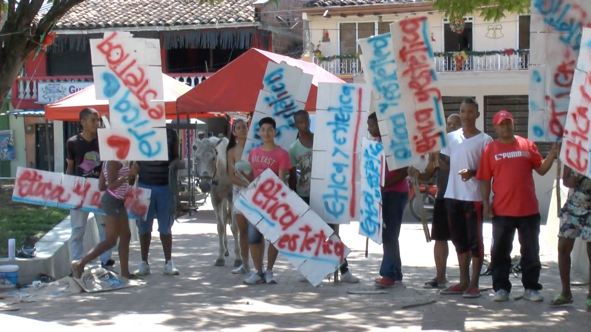 An image of a workshop lead by Oscar Murillo in La Paila, dated 2020.