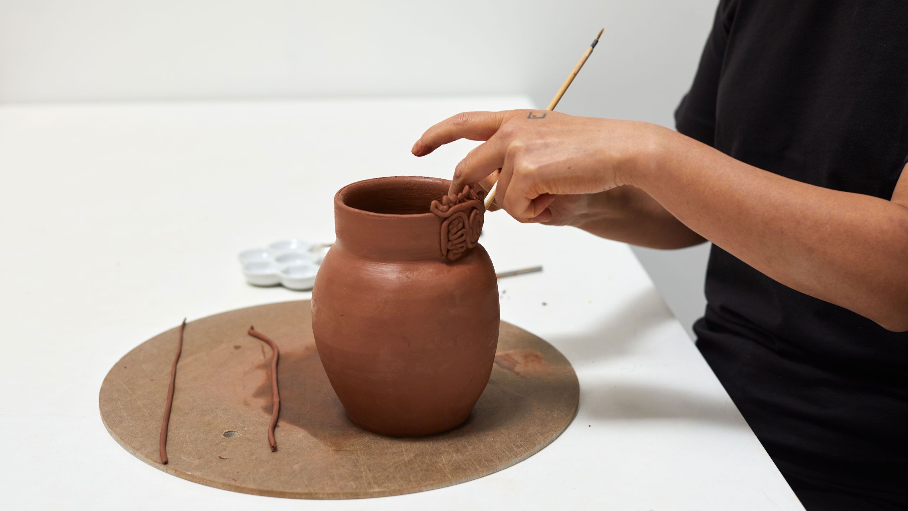 Shio Kusaka working in her studio, Photo by Ye Rin Mock