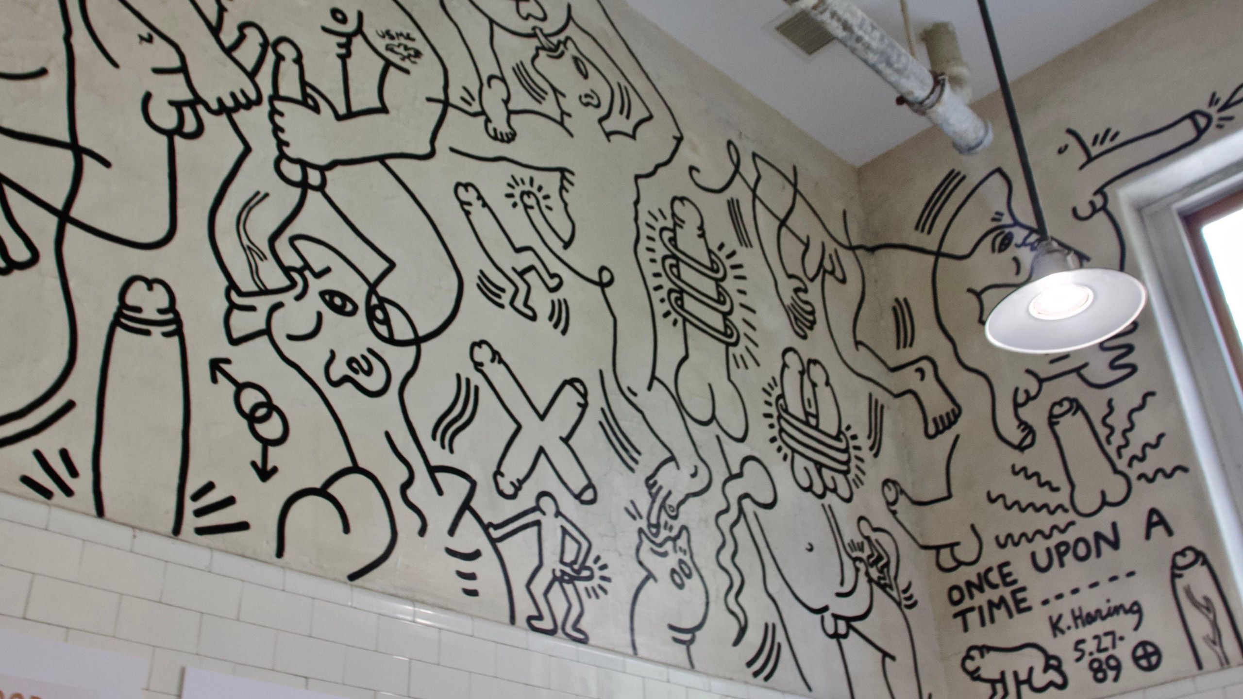 A photo of graffiti.