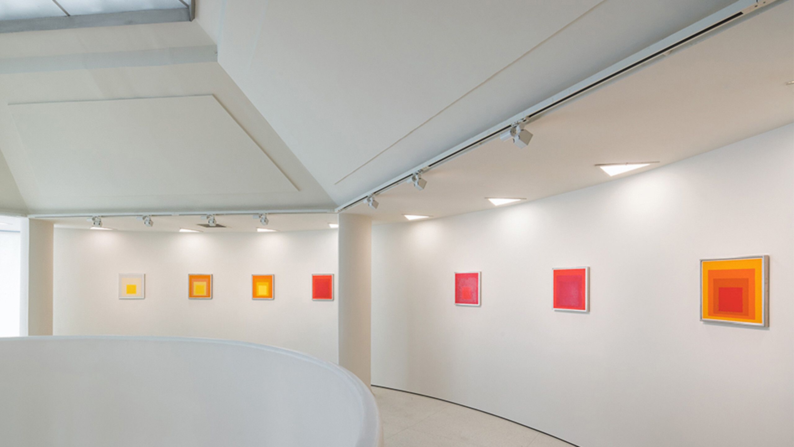 A photo of an installation view exhibiting Josef Albers in Mexico painting