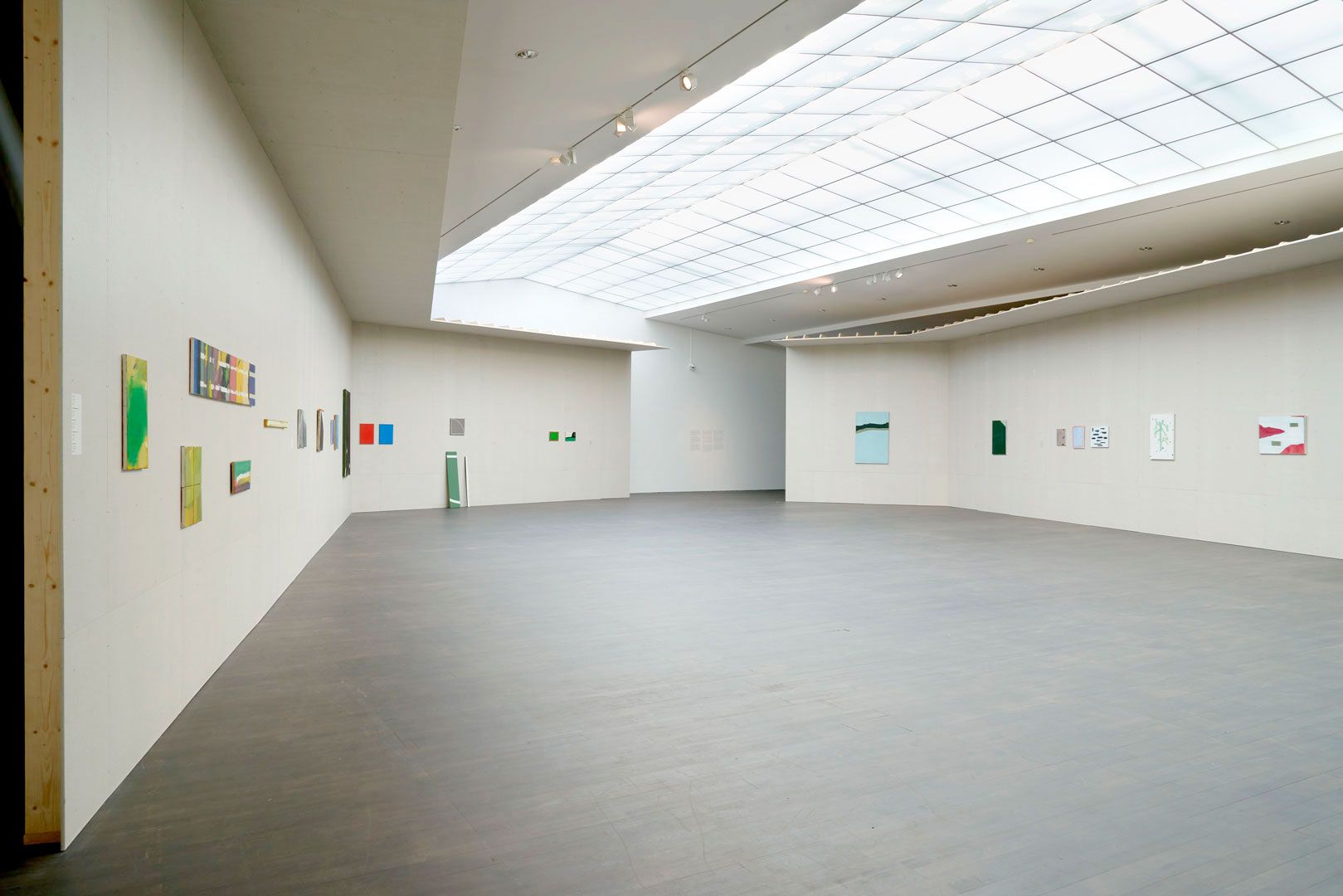 An installation view featuring works by Raoul De Keyser, dated 2018