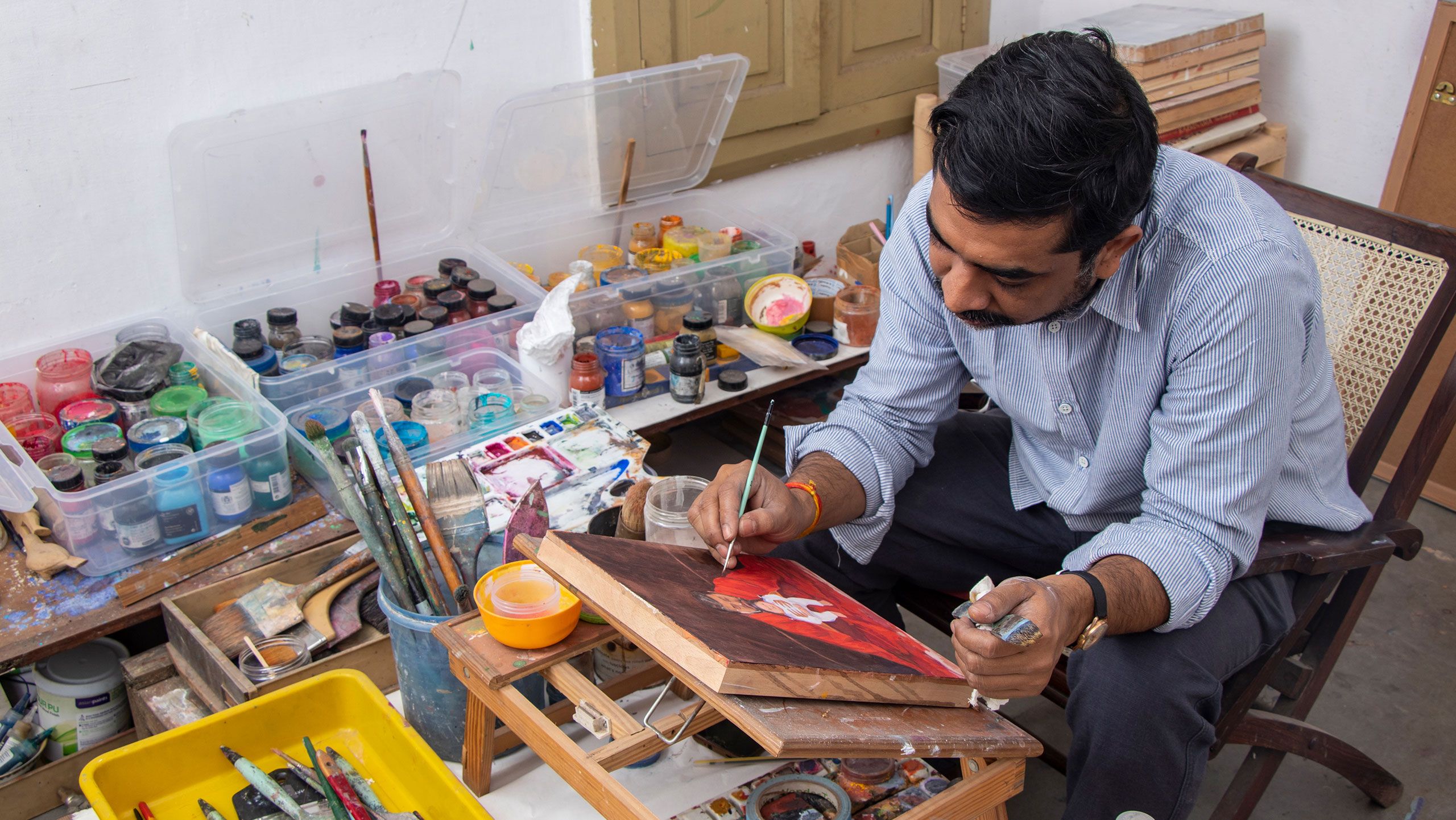 A photograph of Baliga at work in his studio by Suguresh Sultanpur, dated 2022.