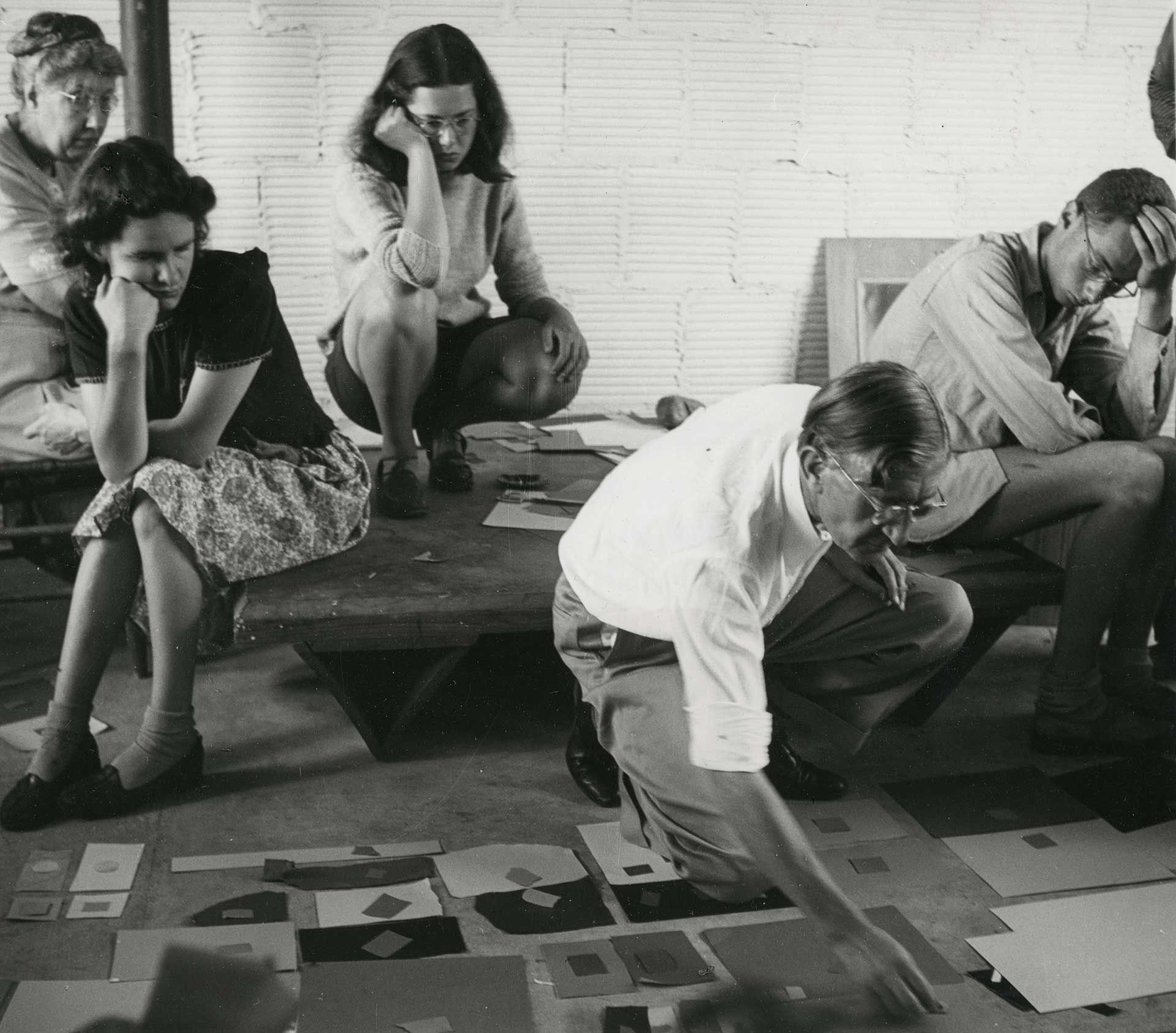 A photograph by Josef Breitenbach of Josef Albers teaching the color class at Black Mountain College in summer of 1944.