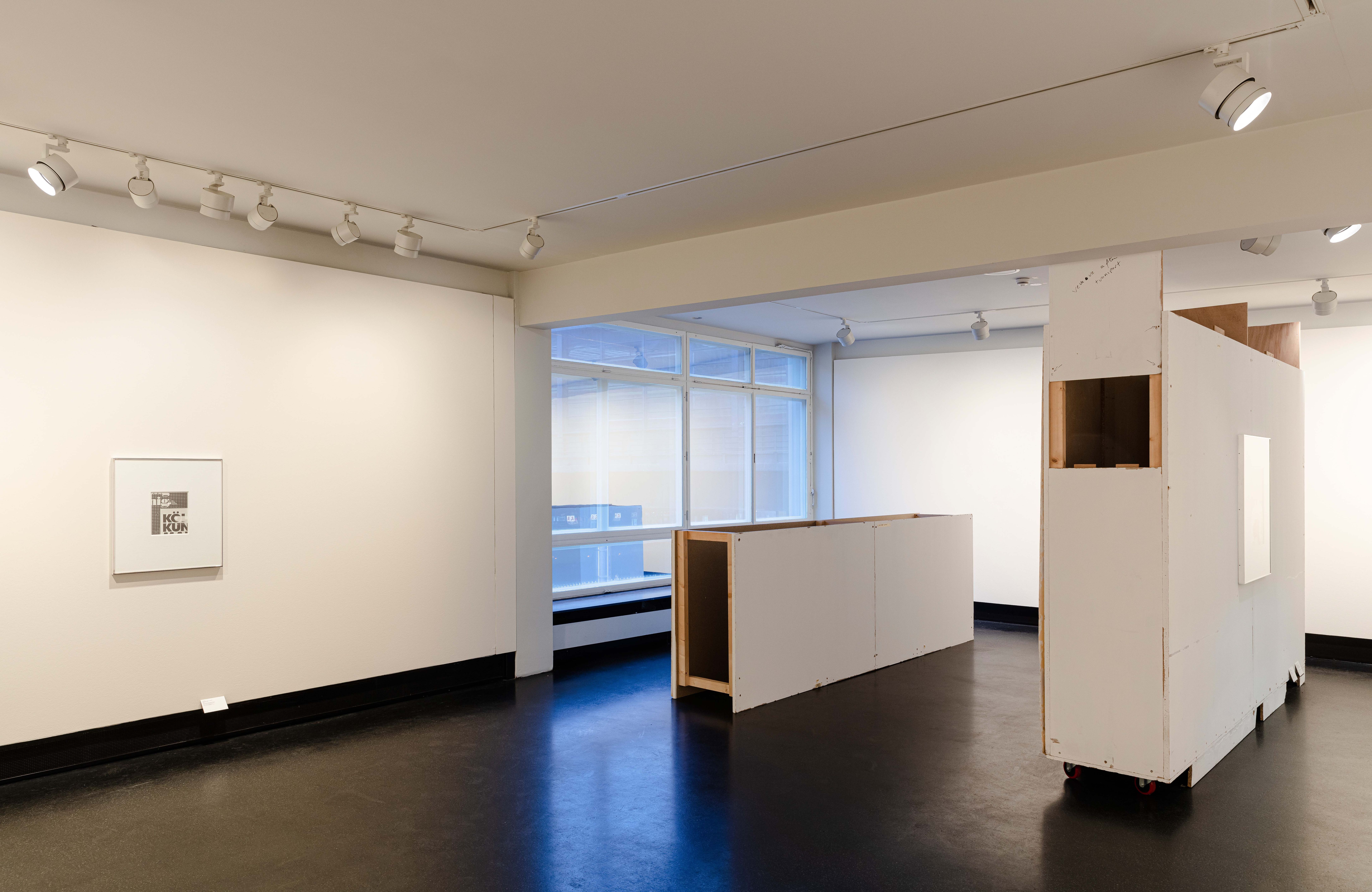 An Installation view of Christopher Williams’s exhibition MODEL: Kochgeschirre, Kinder, Viet Nam (Angepasst zum Benutzen), at CO Berlin, in 2019.