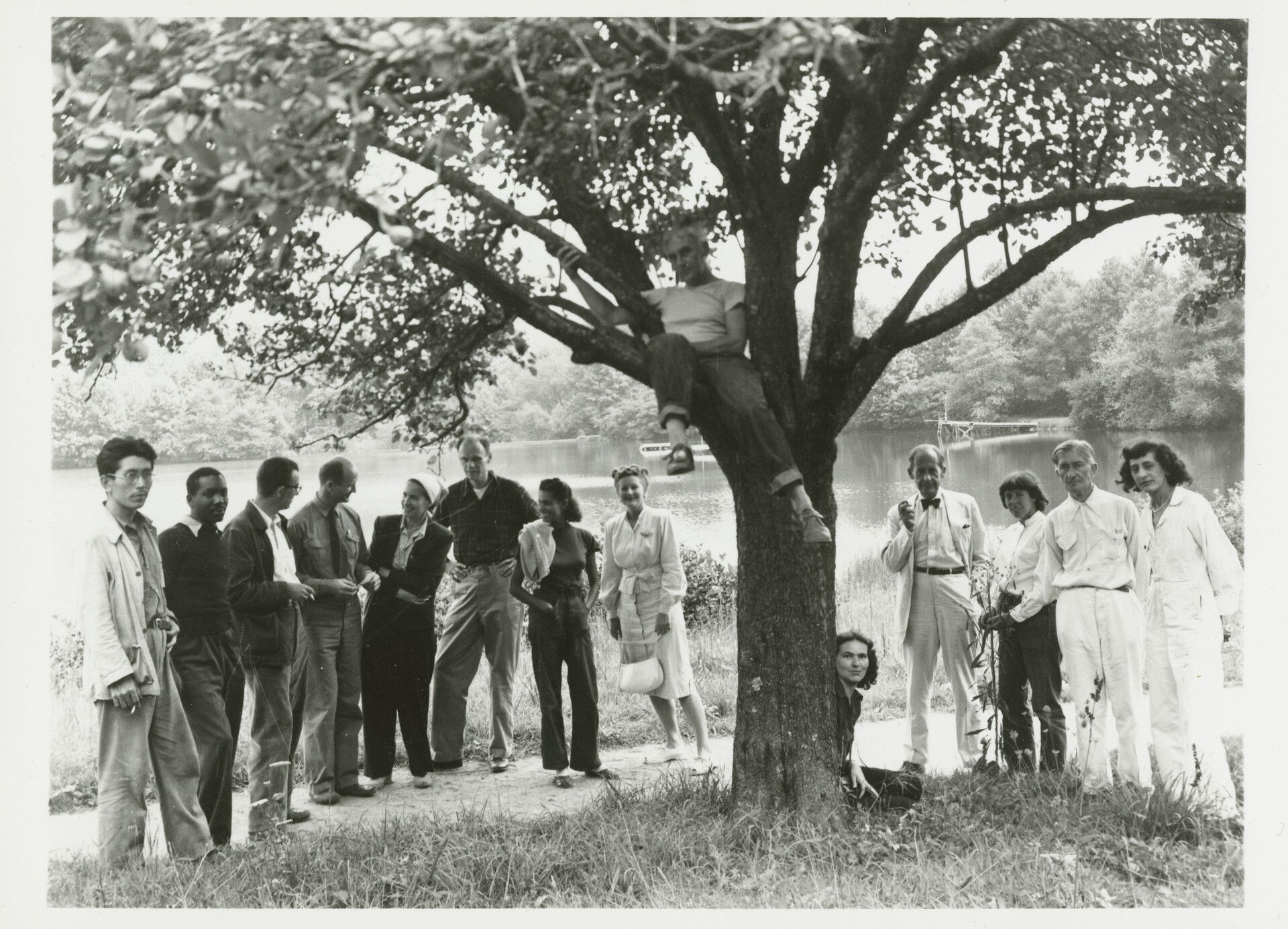An archival photo of staff and students at black mountain college.