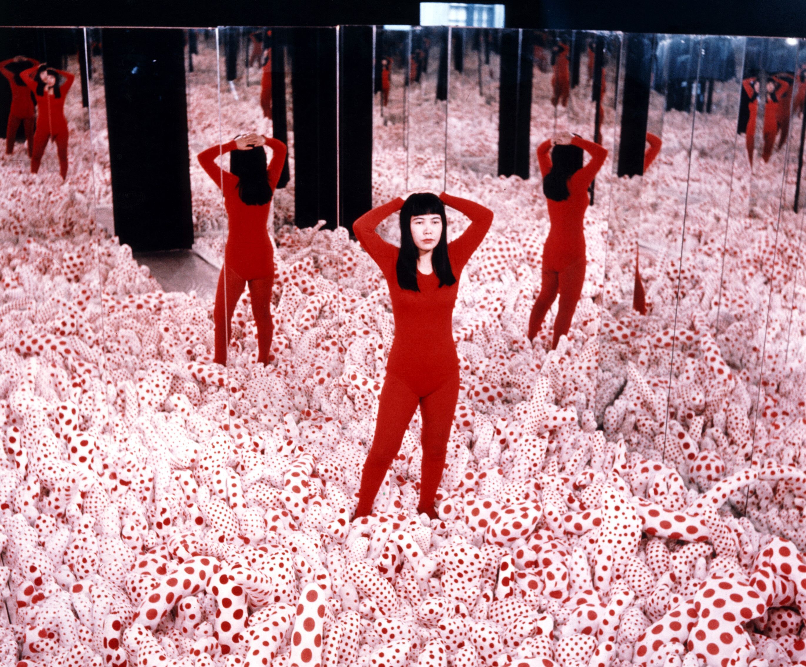 Yayoi Kusama inside her Infinity Mirror Room—Phalli’s Field (1965), at Castellane Gallery, New York ©Yayoi Kusama