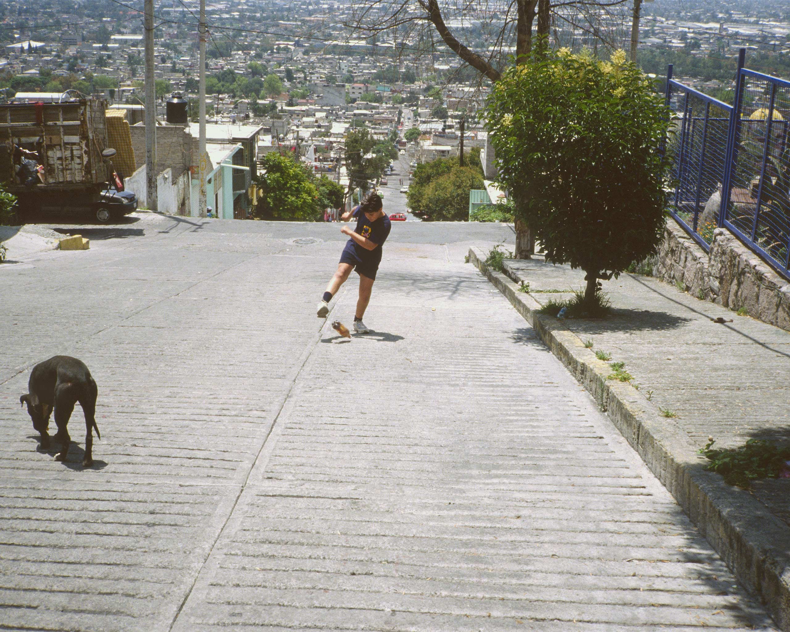 Francis Alÿs, Children’s Game #1, Caracoles, Mexico City, Mexico, 1999 (still)