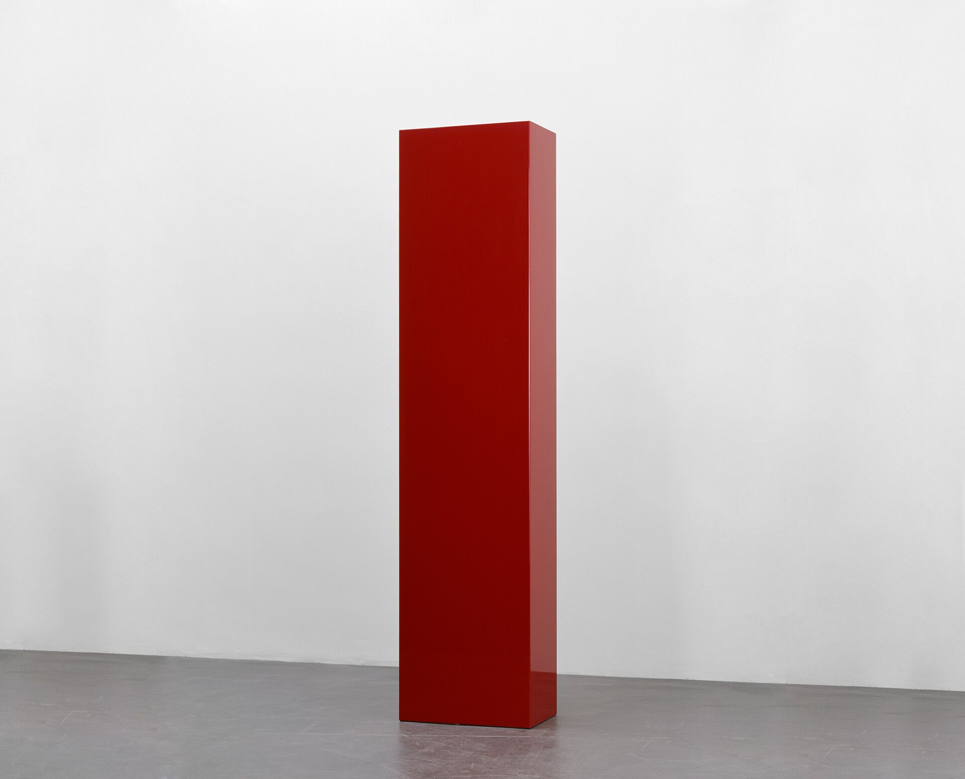 A sculpture by John McCracken, titled Mara, dated 2005.