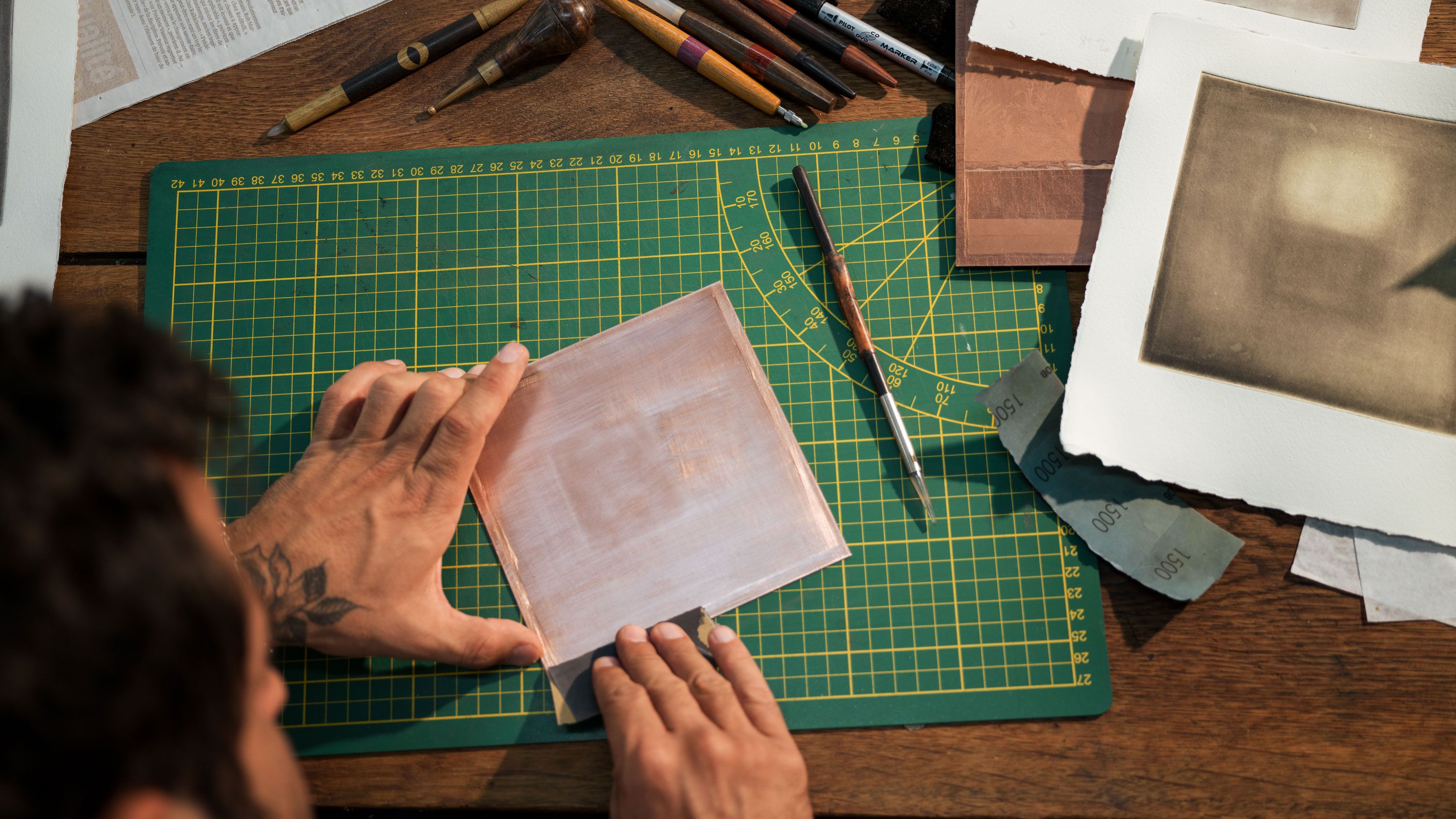 A photo of Arruda in his studio, dated 2023
