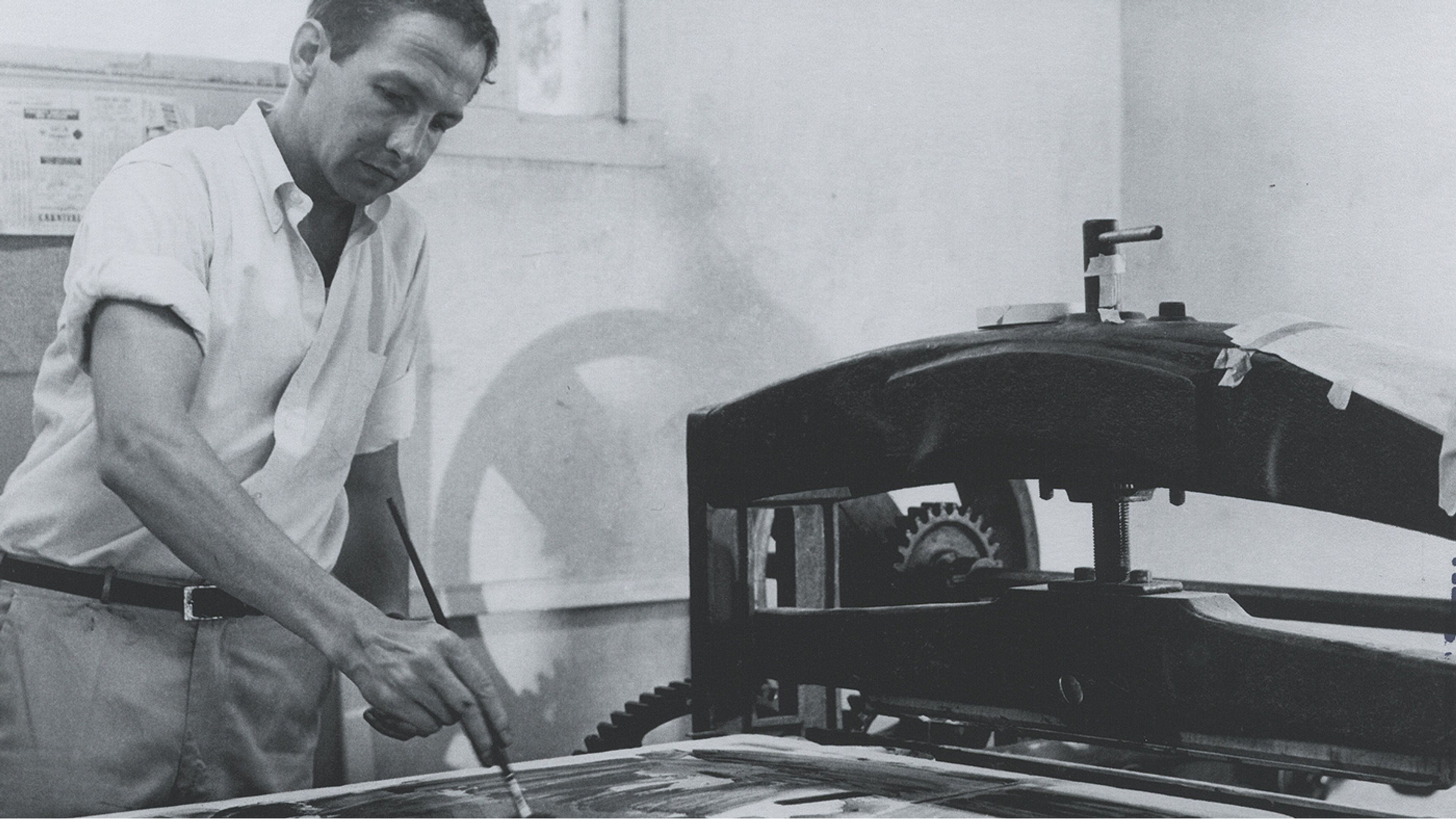 Robert Rauschenberg working at ULAE in 1962. Photograph by Hans Namuth