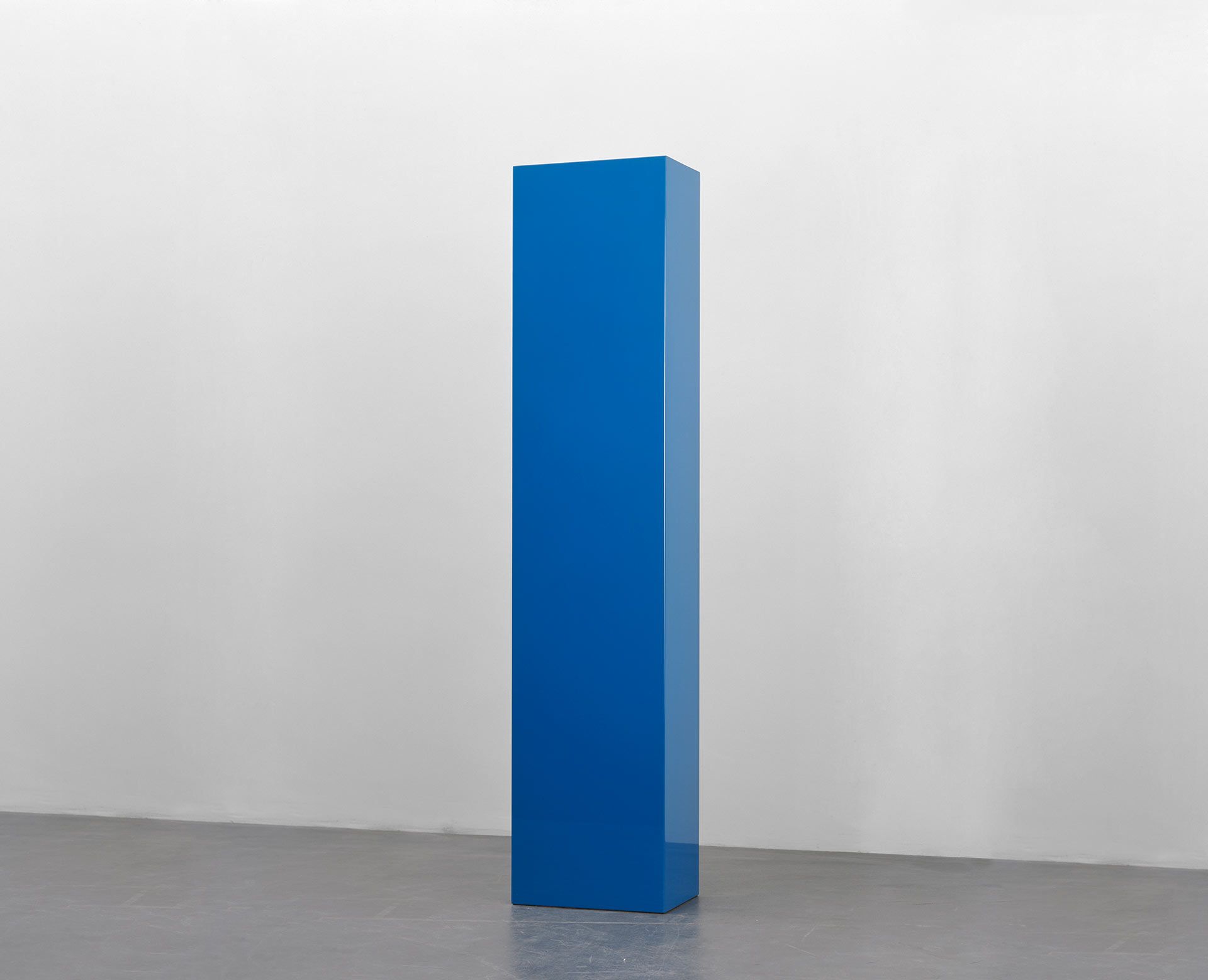 A sculpture by John McCracken, titled Arc, dated 2005.