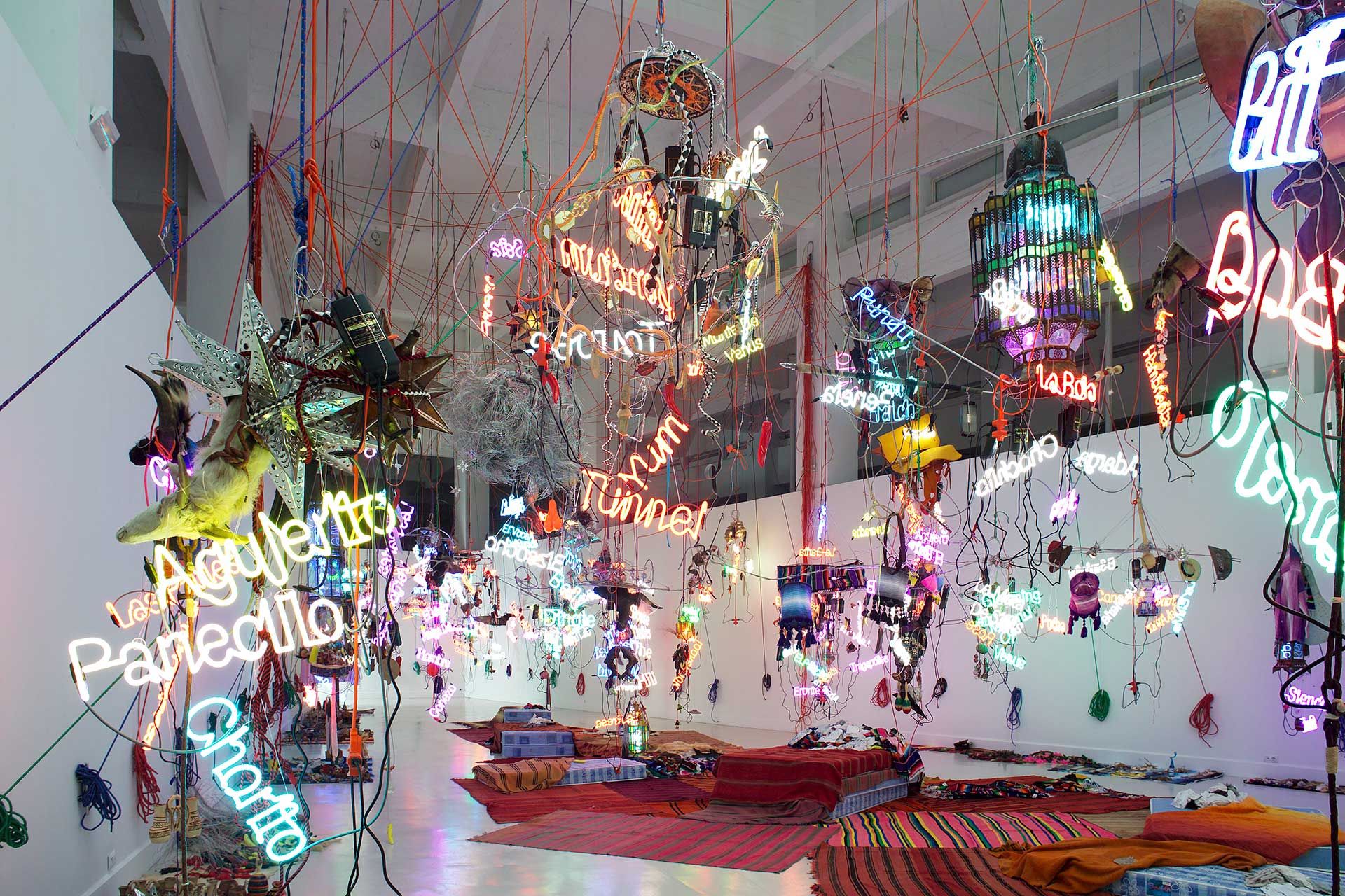A photo of an installation by Jason Rhoades, titled Tijuanatanjierchandelier, at CAC M√°laga, dated 2006.