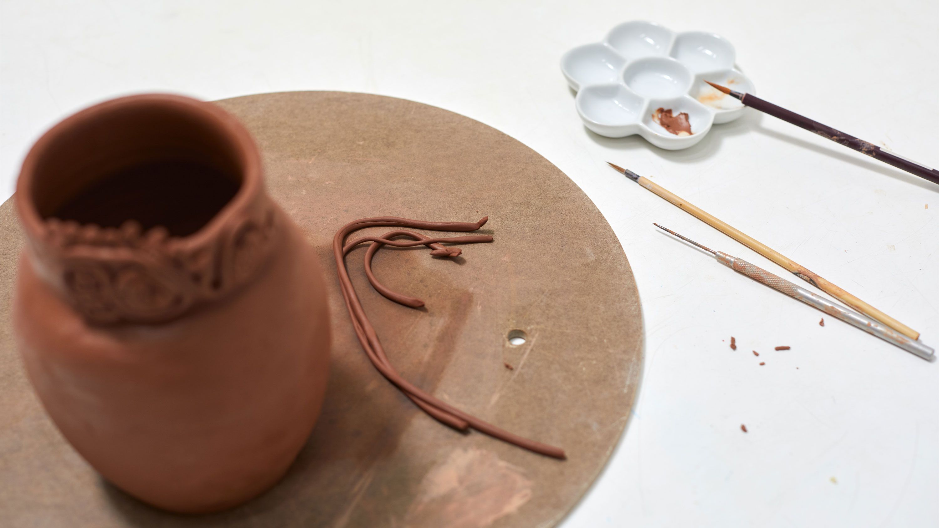 Shio Kusaka working in her studio, Photo by Ye Rin Mock