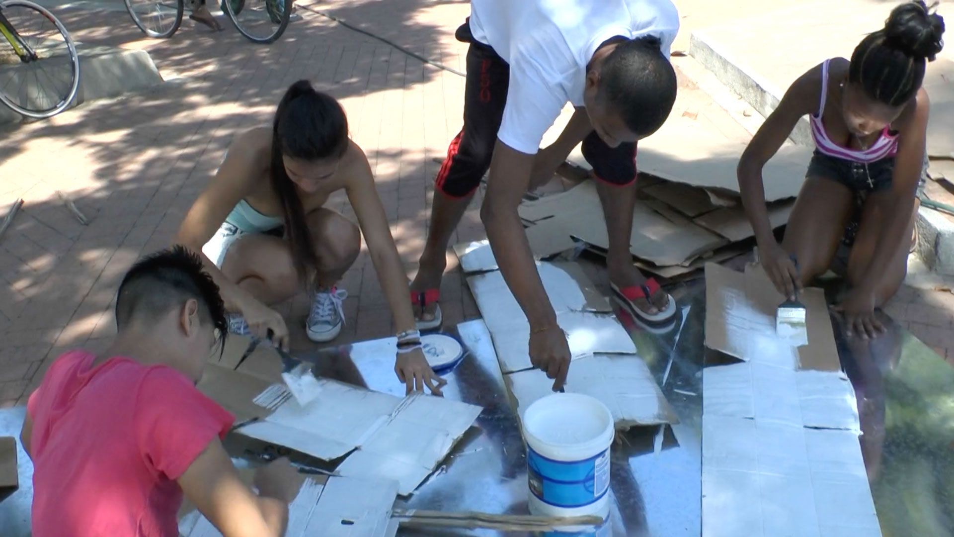An image of a workshop lead by Oscar Murillo in La Paila, dated 2020.