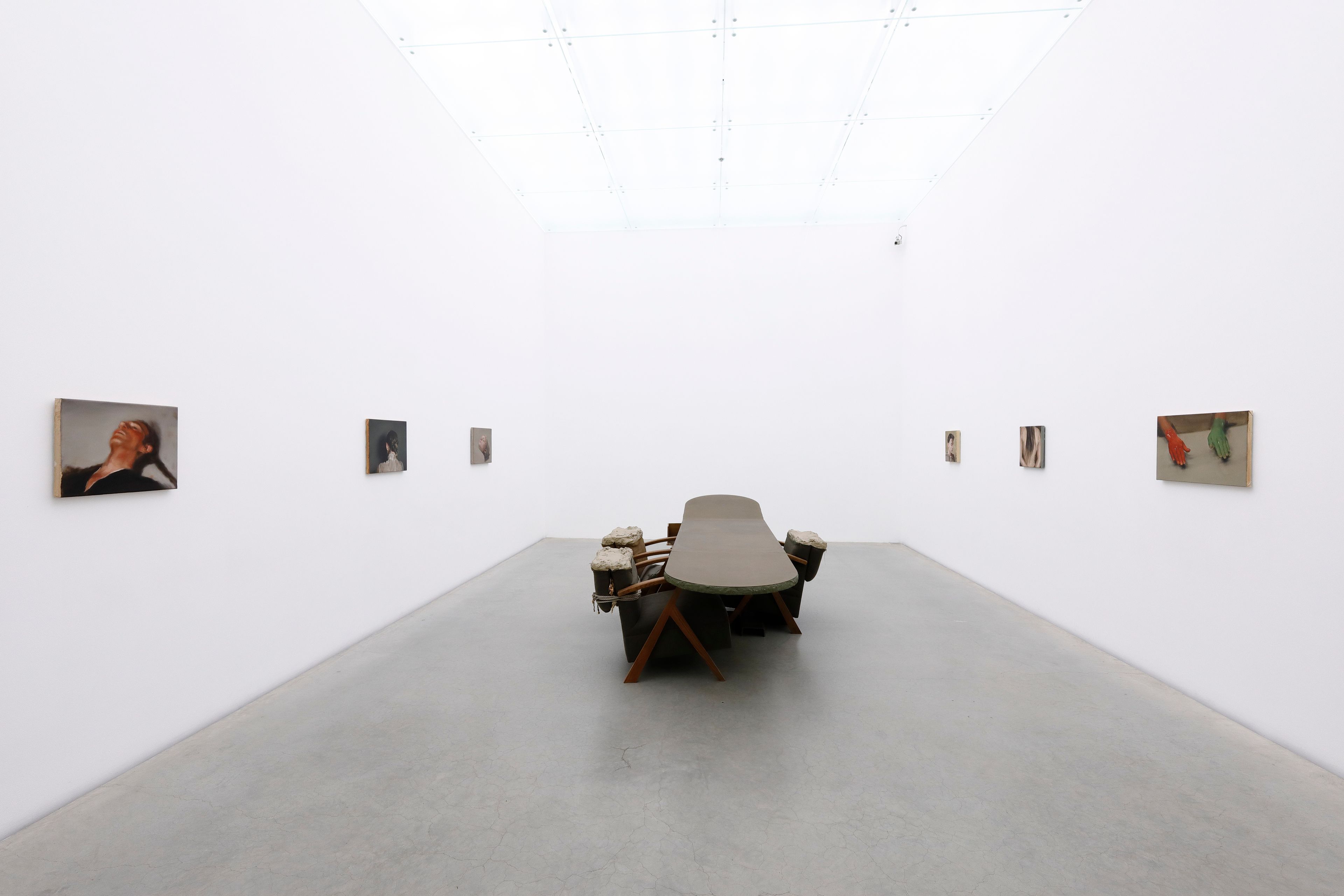 An installation view of an exhibition titled, MICHAËL BORREMANS MARK MANDERS: Double Silence, at 21st Century Museum of Contemporary Art in Kanazawa, dated 2020.