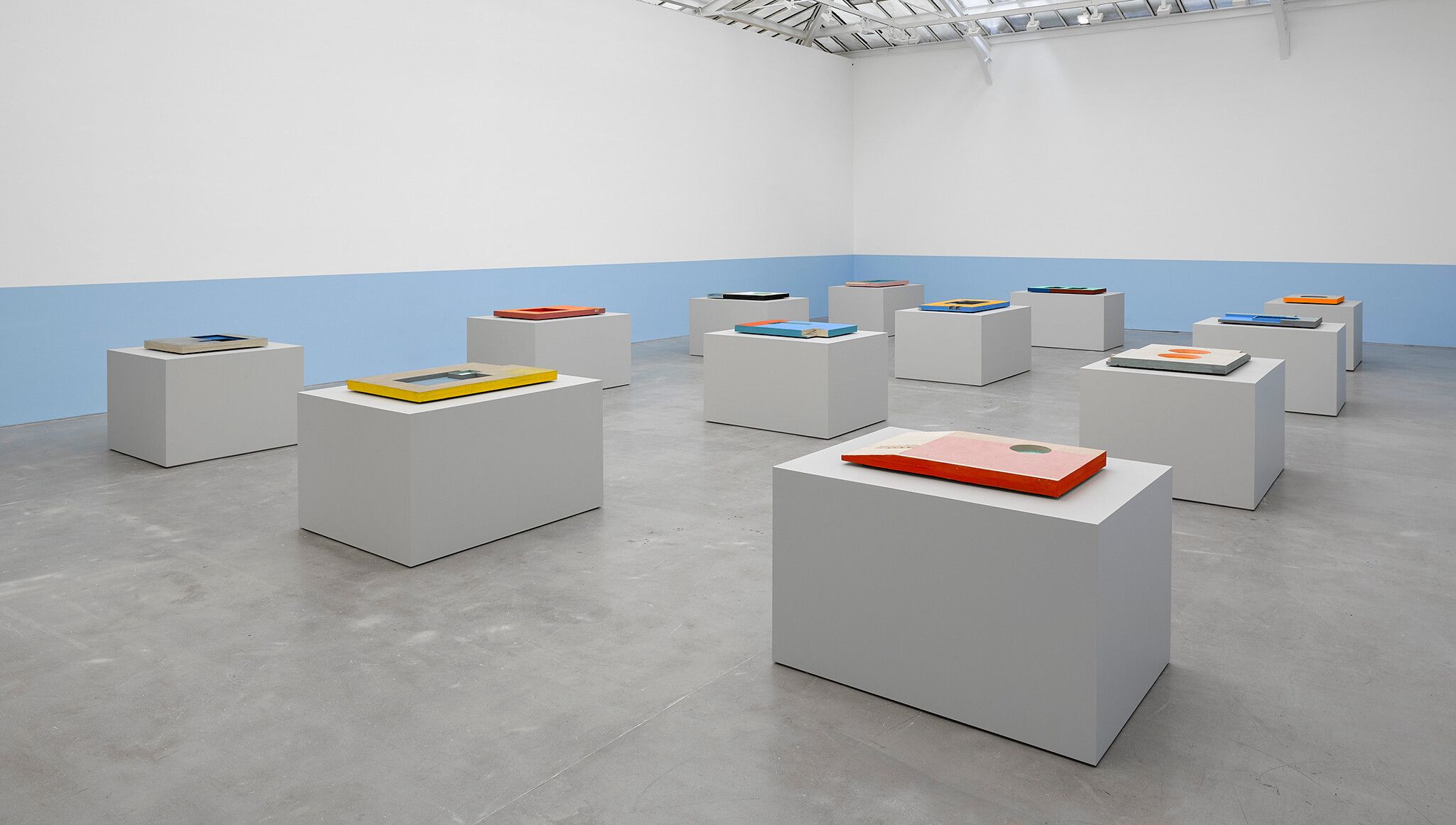 An installation view of an exhibition titled Harold Ancart: La Grande Profondeur (The Deep End), at David Zwirner, Paris, in 2021.