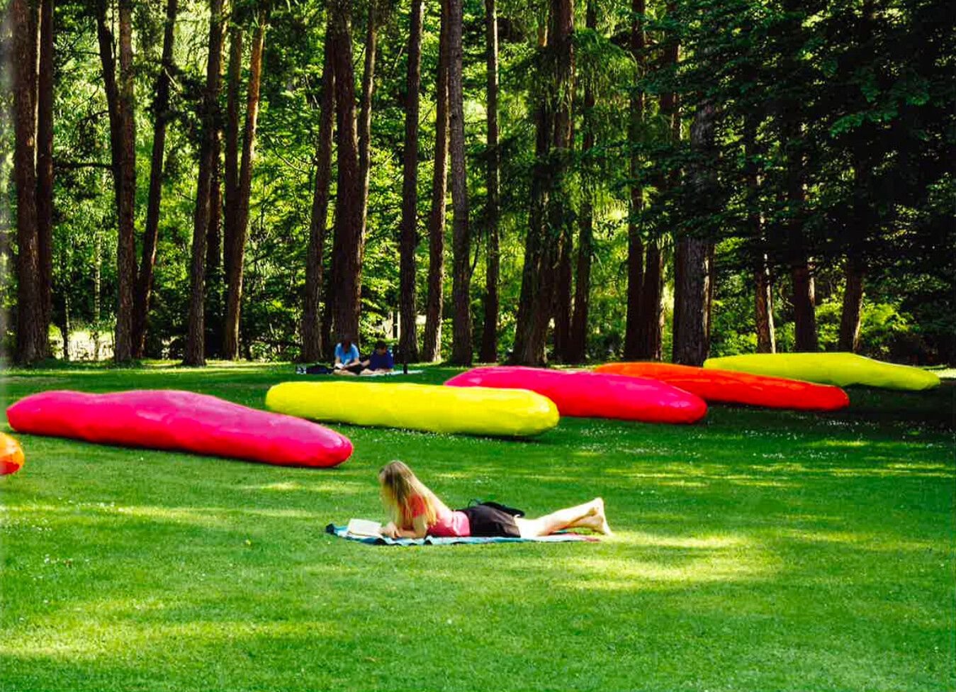 Sitzwuste (Seating Masses) (2000), installed in Franz West: Die Aluskulptur, Schlosspark Ambras, Innsbruck, Austria, 2000.